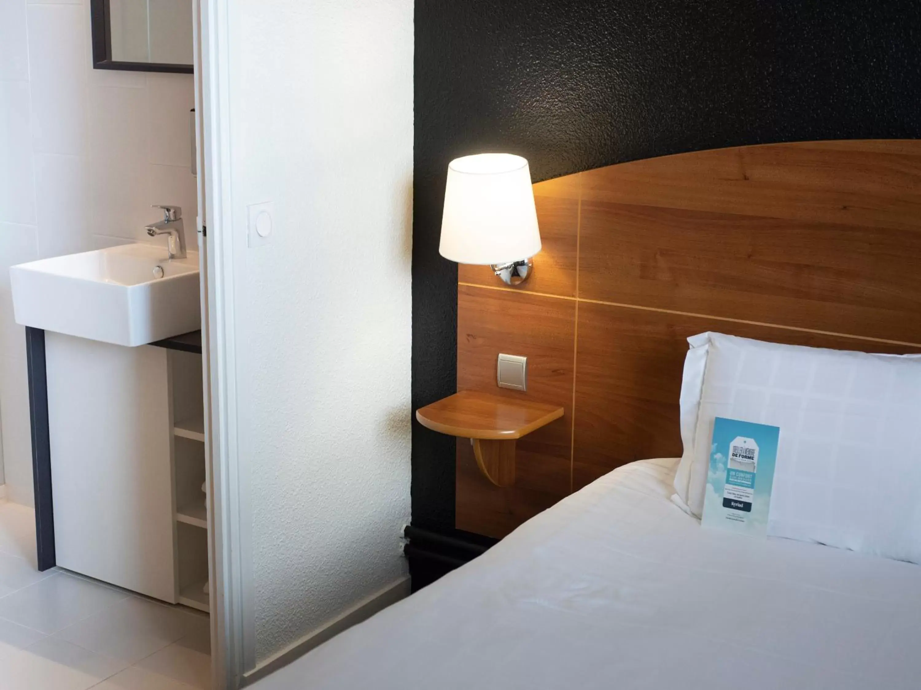 Bathroom, Bed in Kyriad Hotel Clermont Ferrand Centre