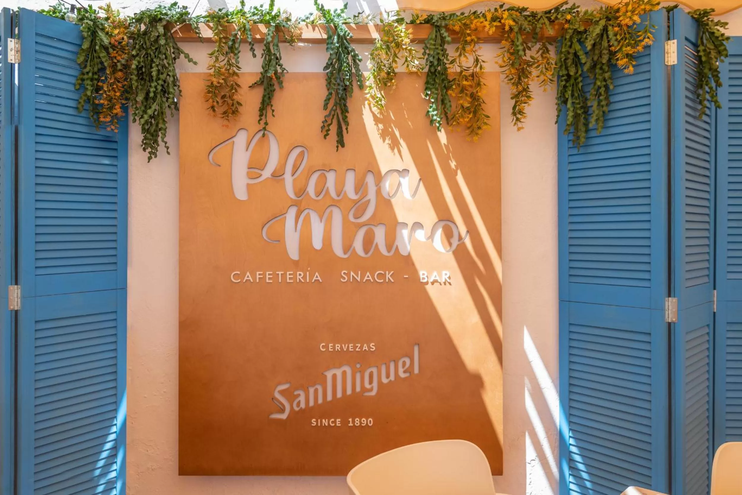 Restaurant/places to eat in Apartahotel Playamaro by Dorobe