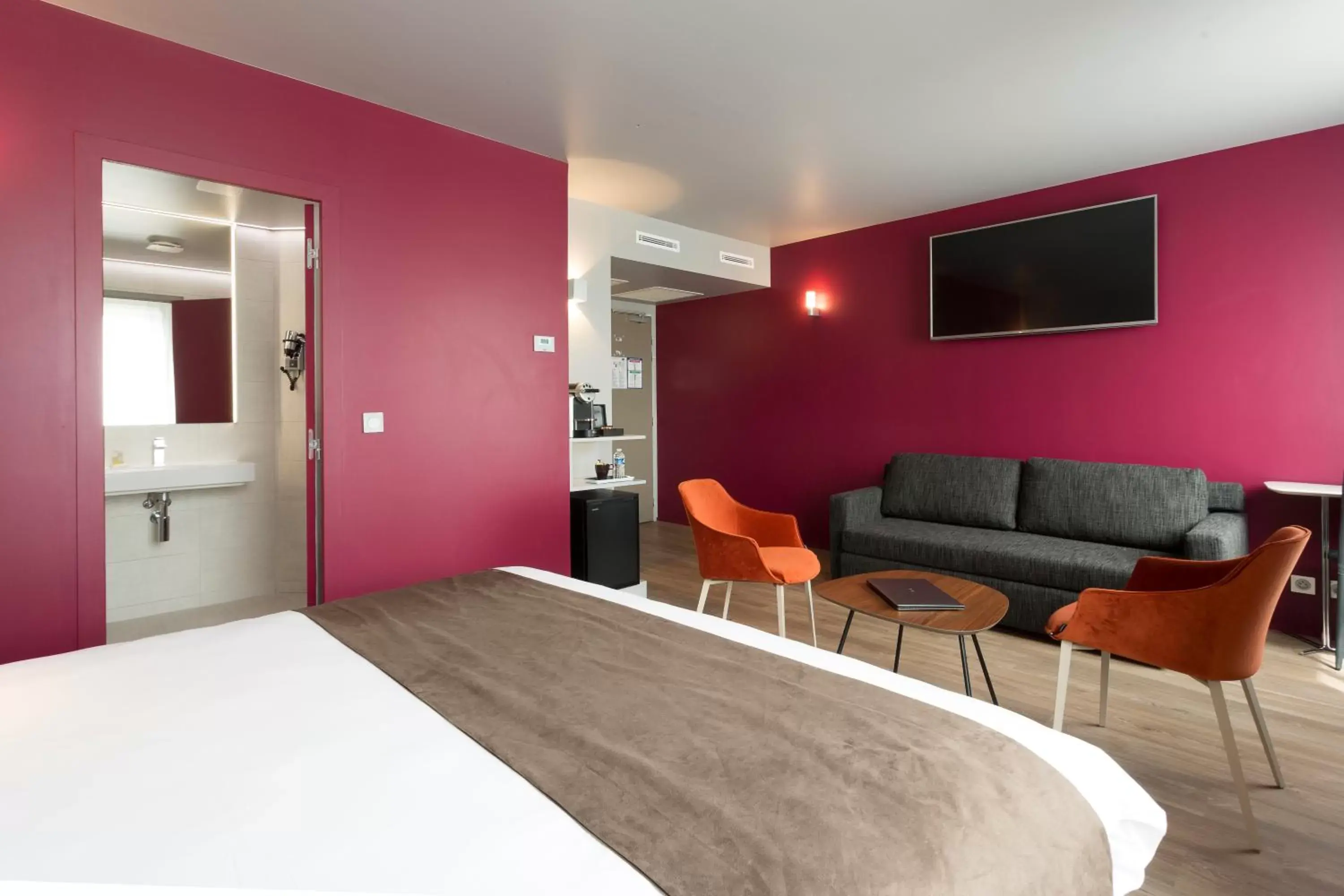 Bedroom, TV/Entertainment Center in The Originals City, Hôtel Codalysa, Torcy (Inter-Hotel)