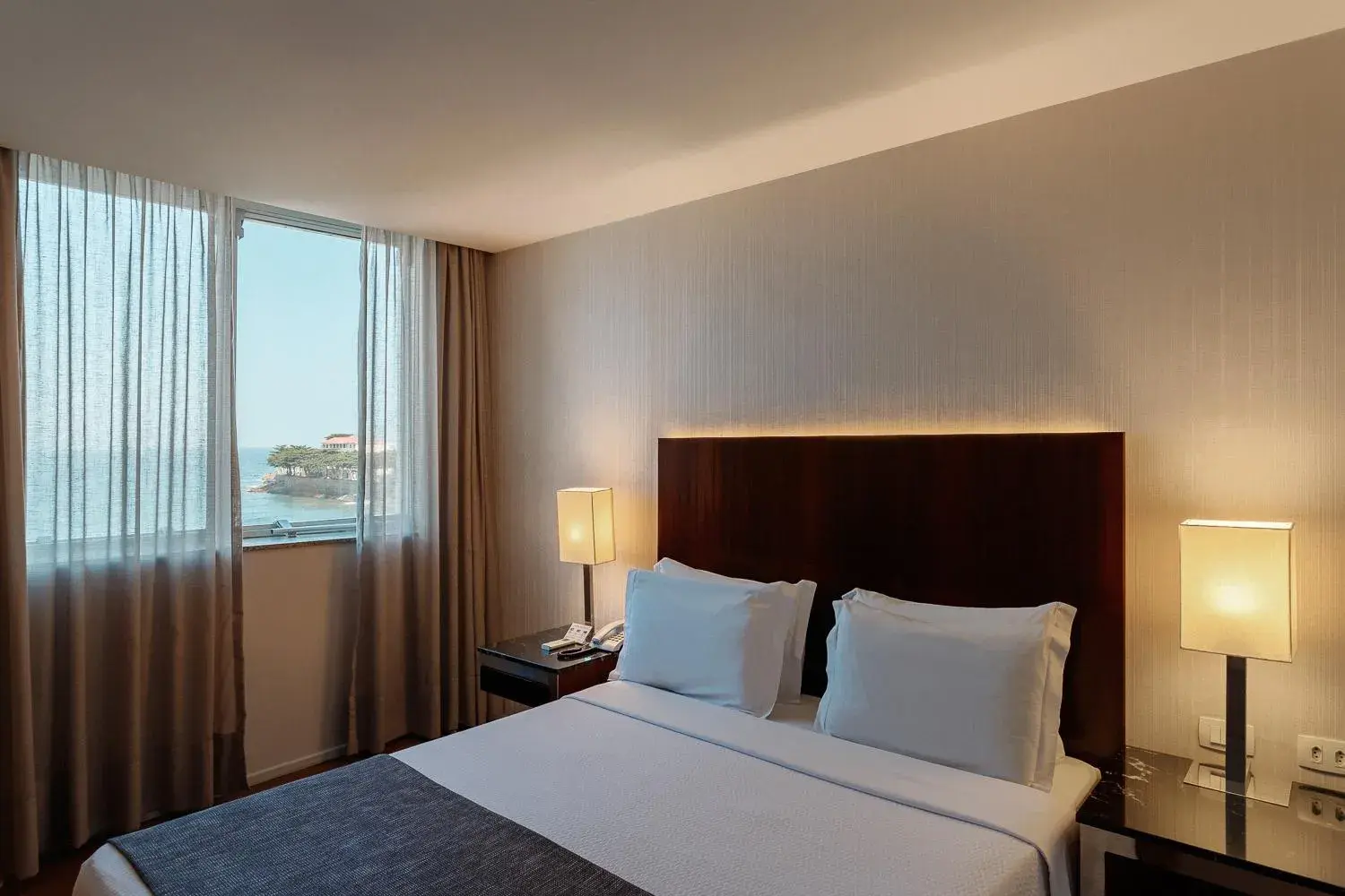 Property building, Bed in Orla Copacabana Hotel