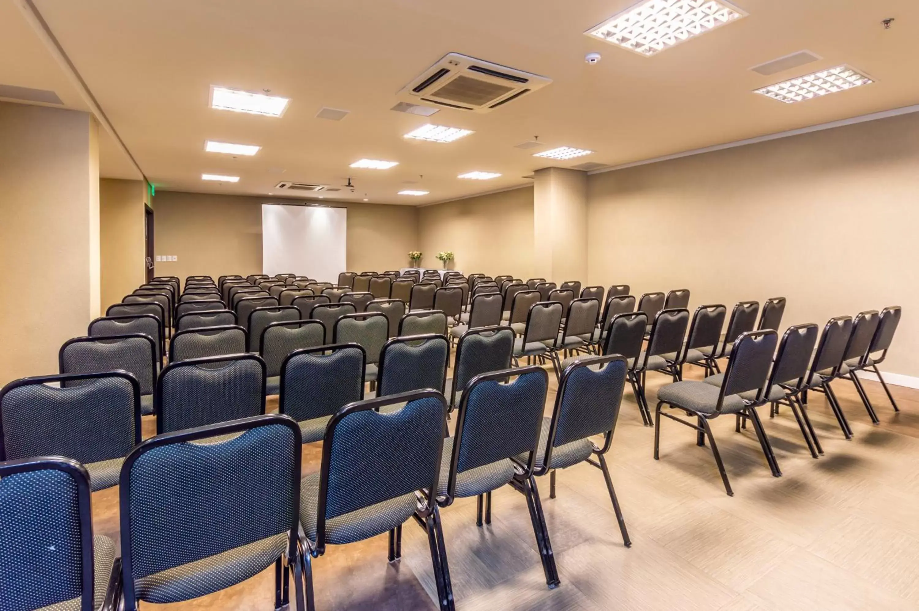 Meeting/conference room in Holiday Inn Express Maceió, an IHG Hotel