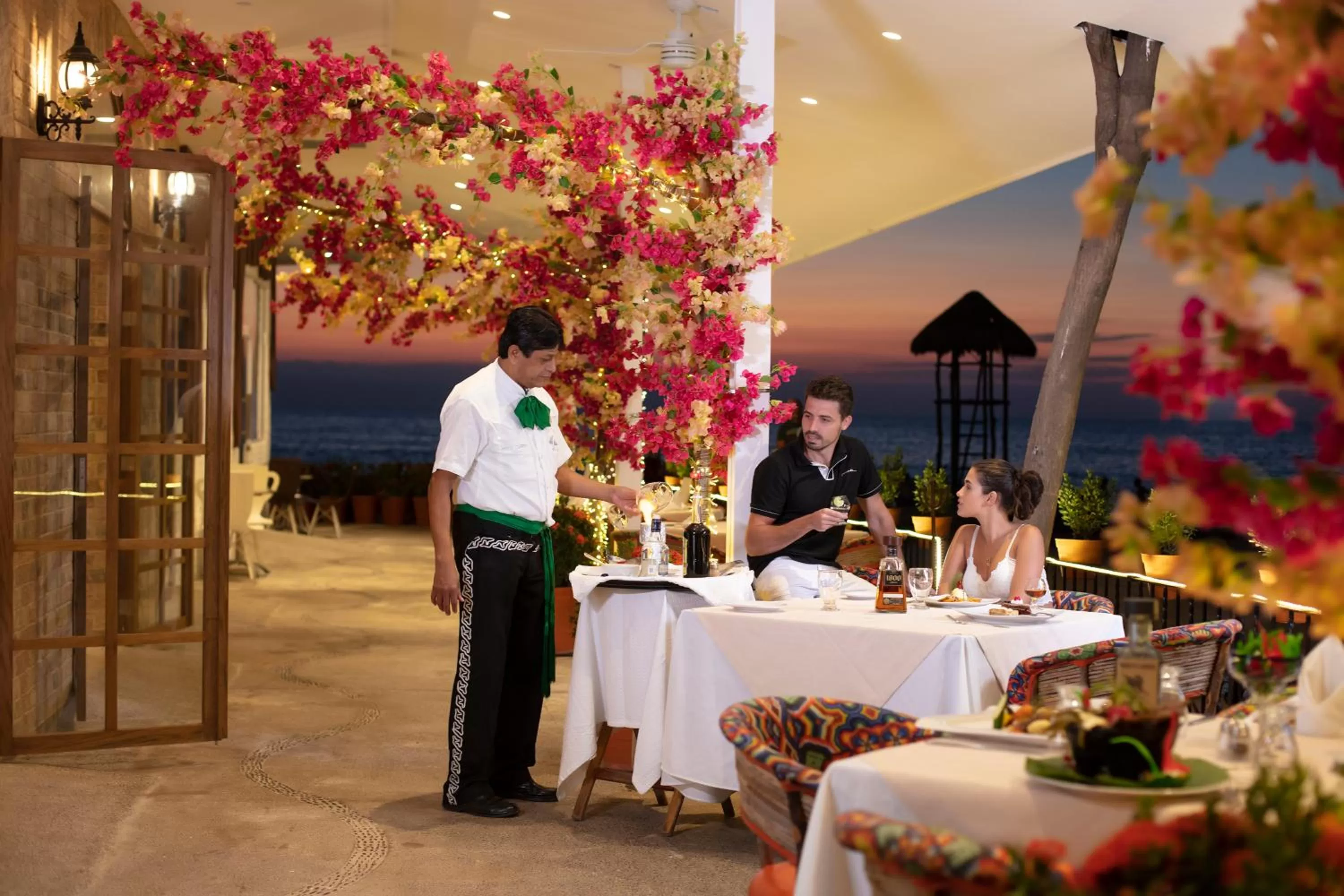 Restaurant/places to eat in Playa Los Arcos Hotel Beach Resort & Spa