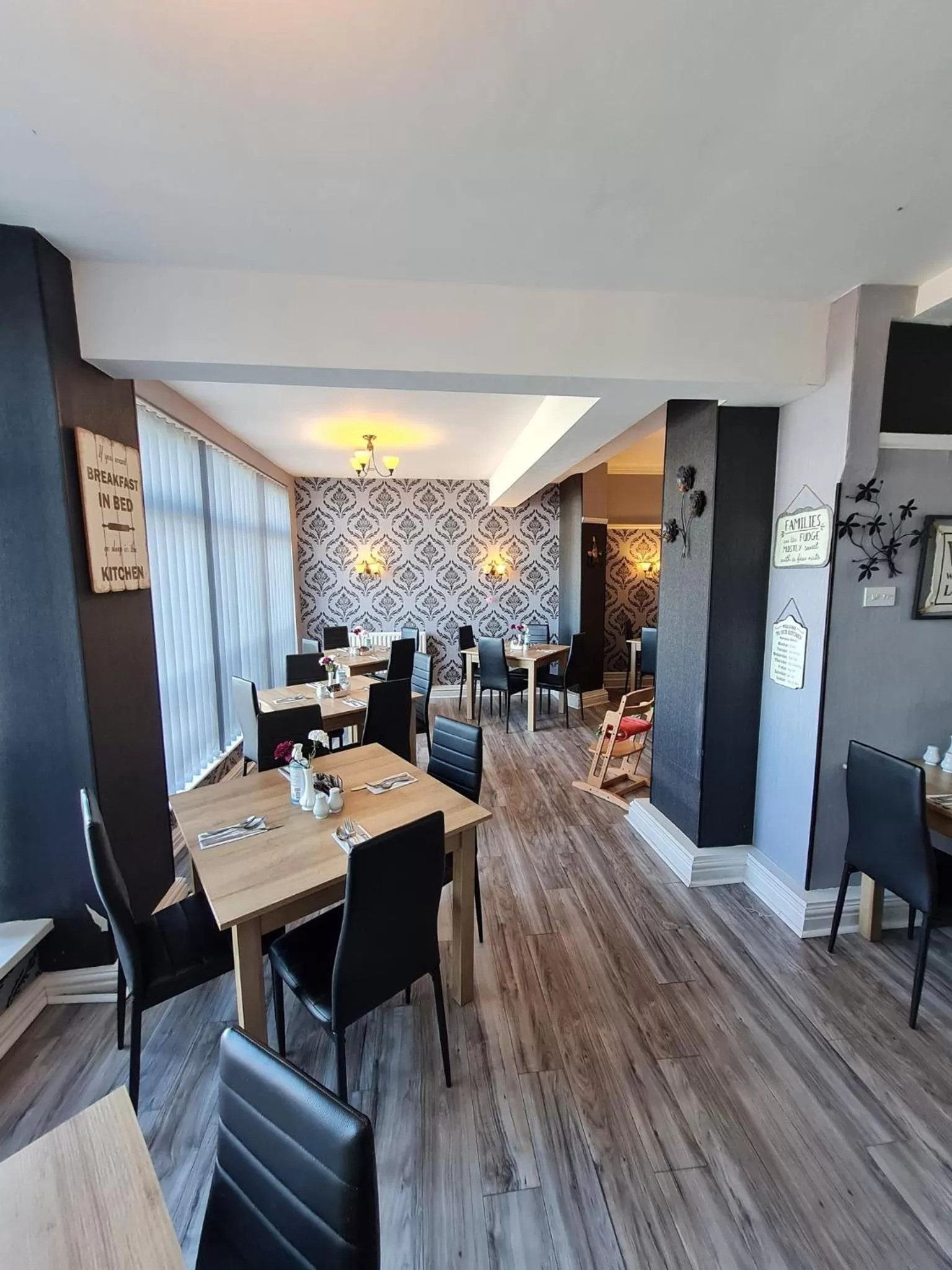 Restaurant/places to eat in Queens Plaza Hotel