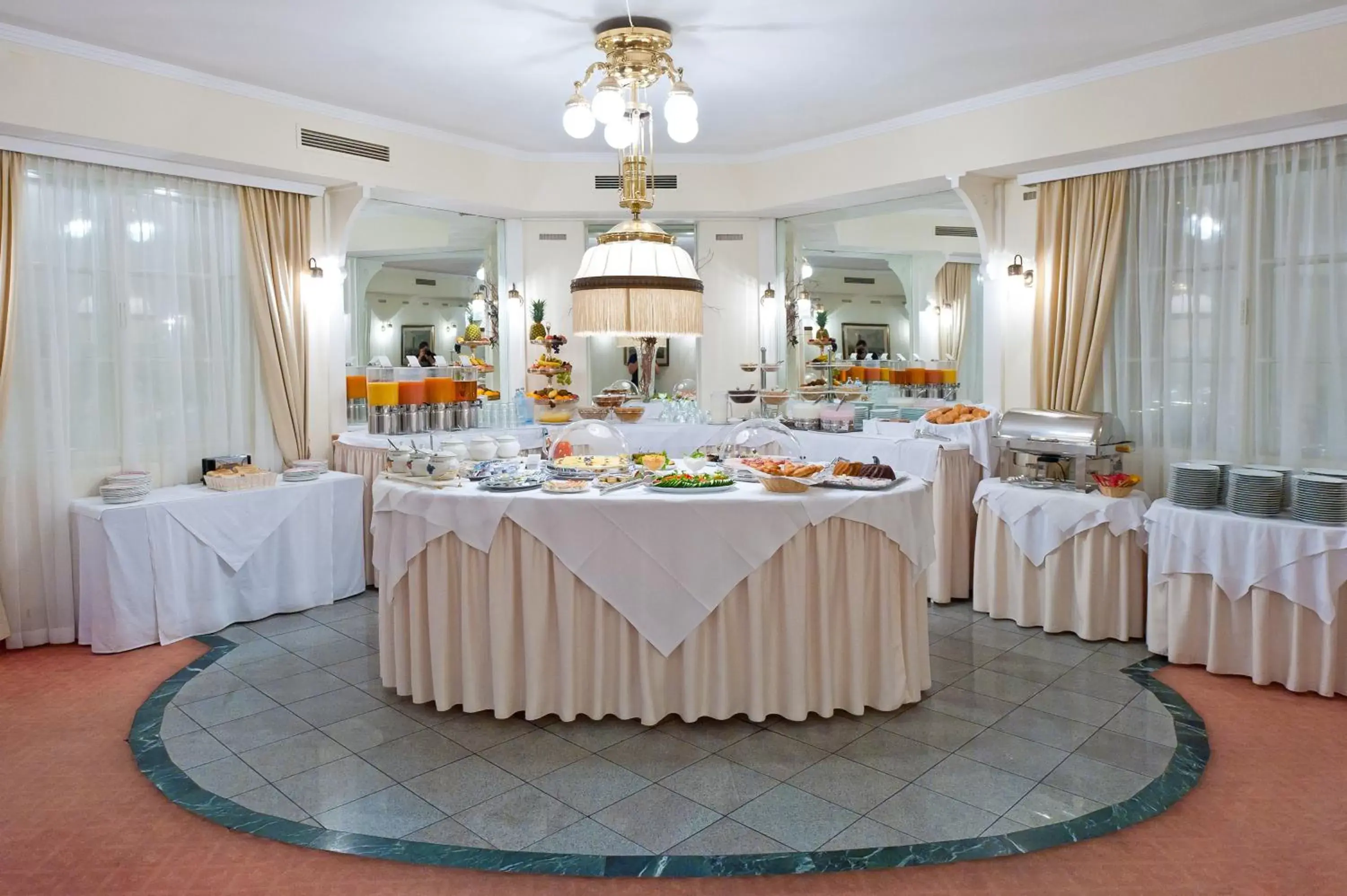 Restaurant/places to eat in Hotel Johann Strauss