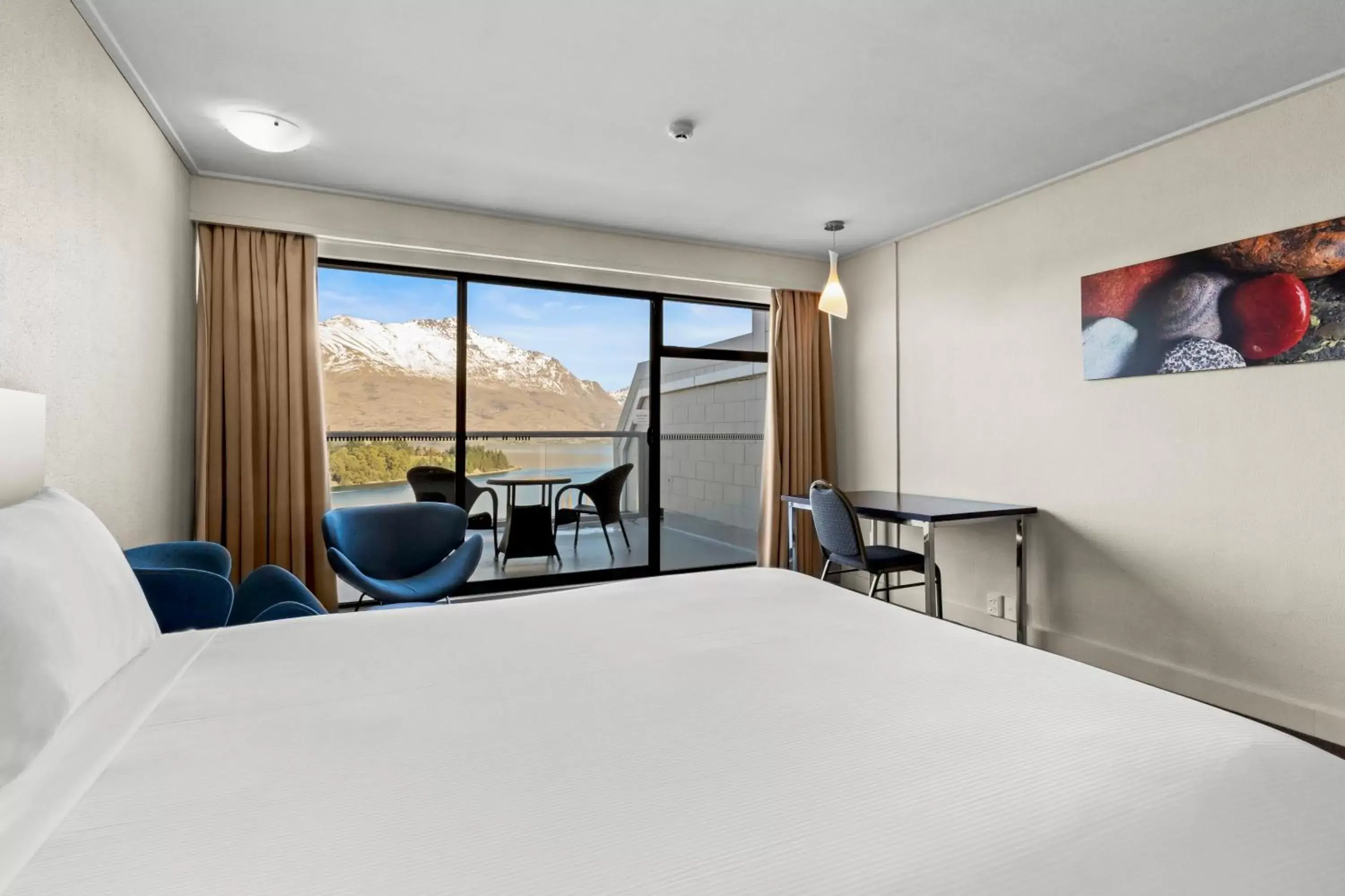 Bed in Copthorne Hotel & Apartments Queenstown Lakeview