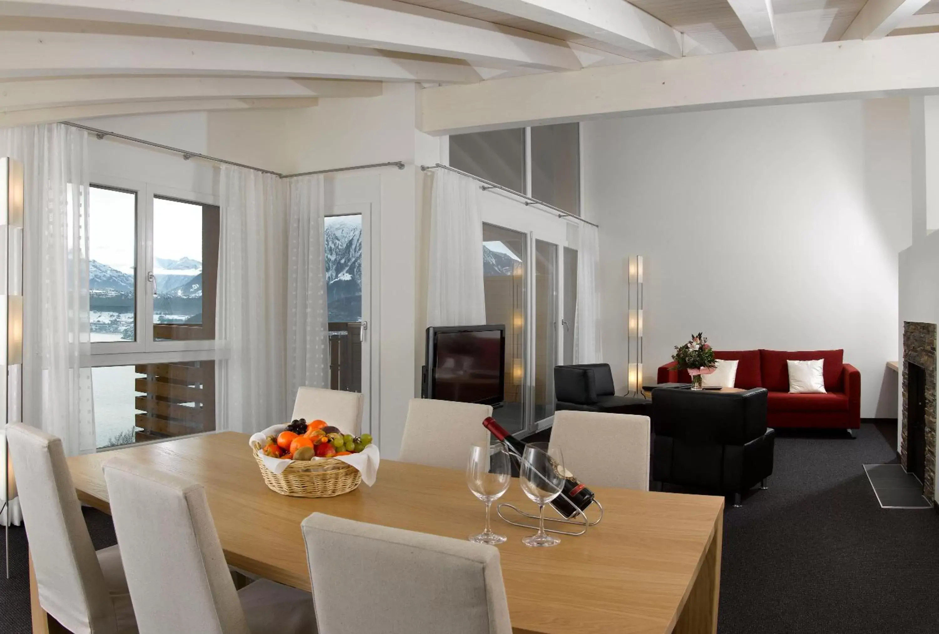 Living room, Dining Area in Solbadhotel Sigriswil