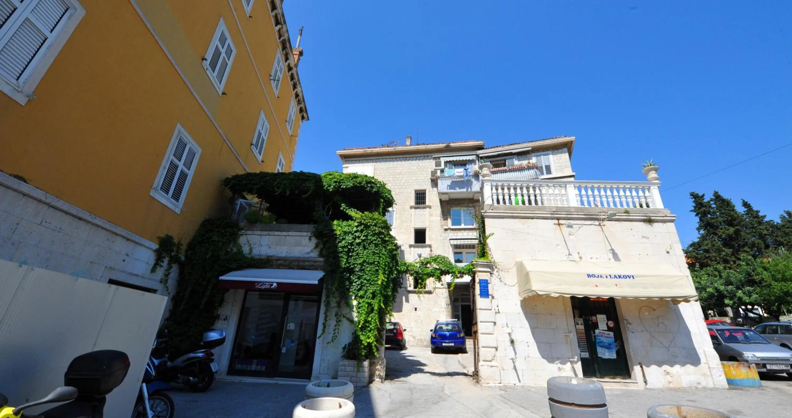 Facade/entrance in Luxury Rooms Nirvana