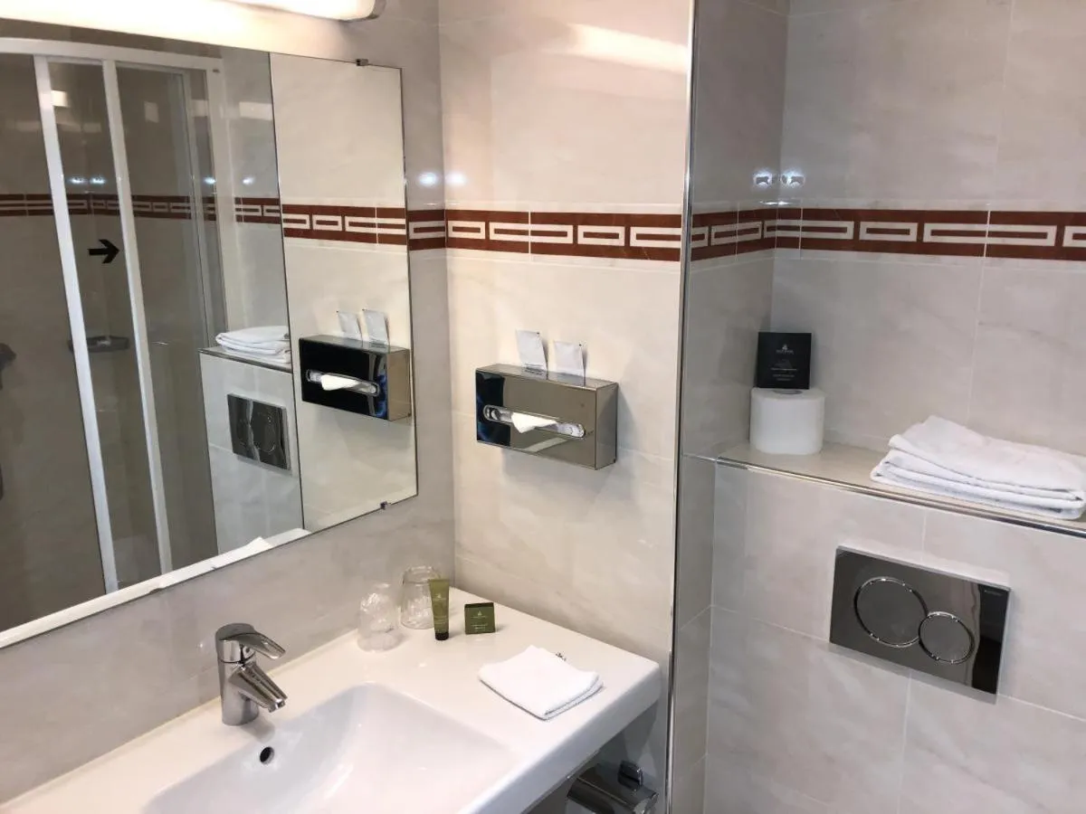 Bathroom in HOTEL ALISON