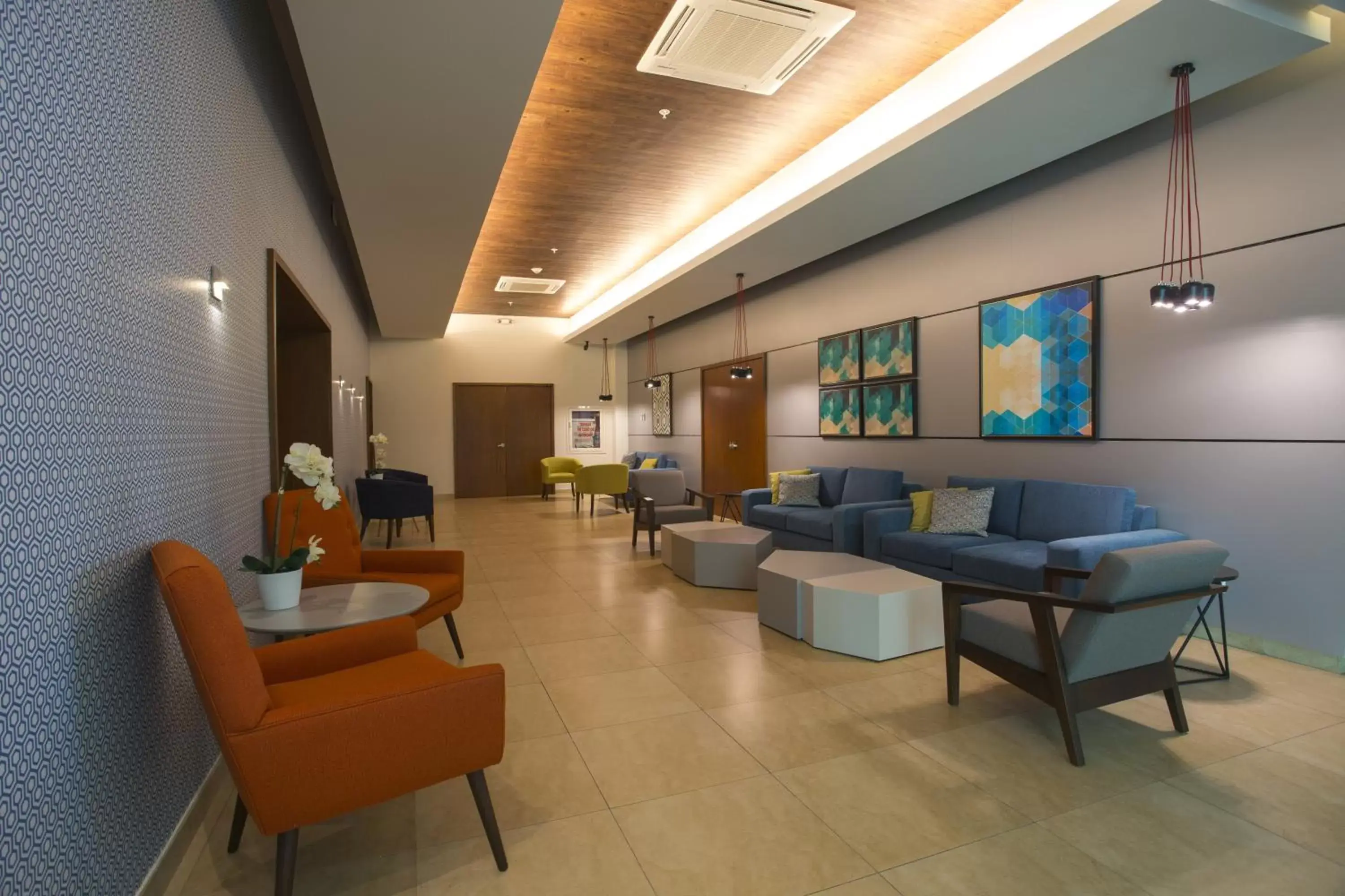 Lobby or reception, Lounge/Bar in Holiday Inn Express Mérida, an IHG Hotel