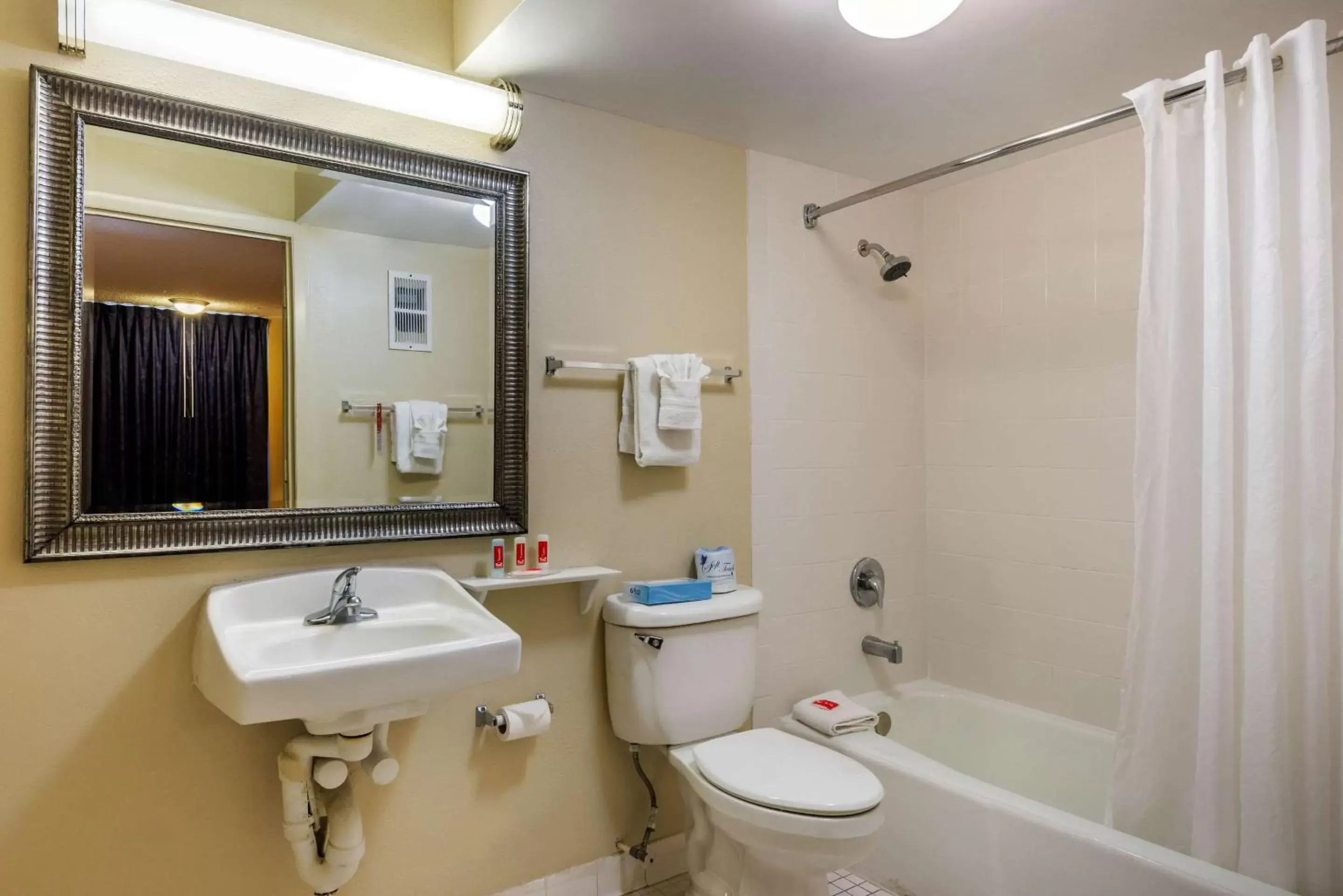 Bathroom in Econo Lodge International Drive