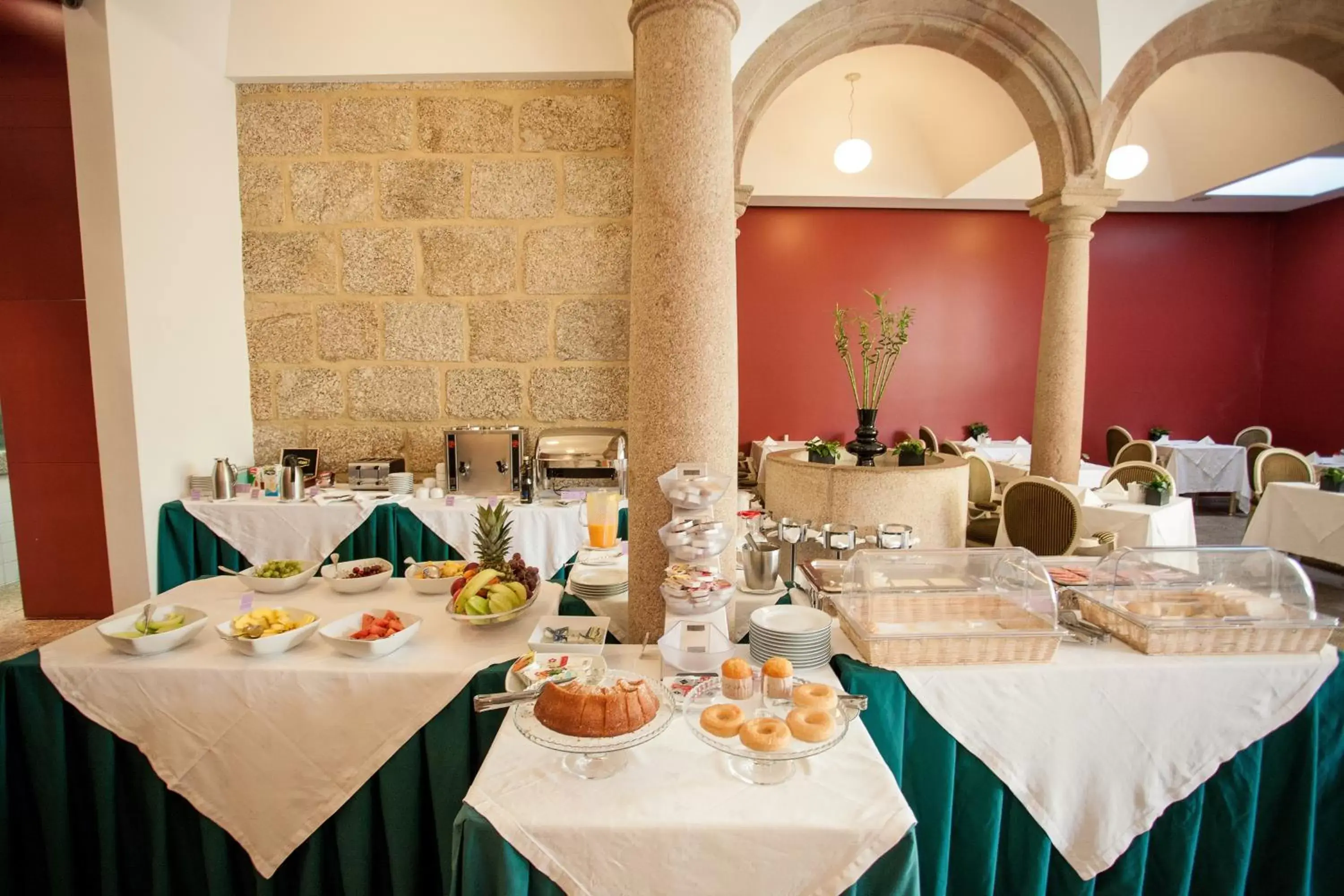 Restaurant/Places to Eat in Hotel Bracara Augusta