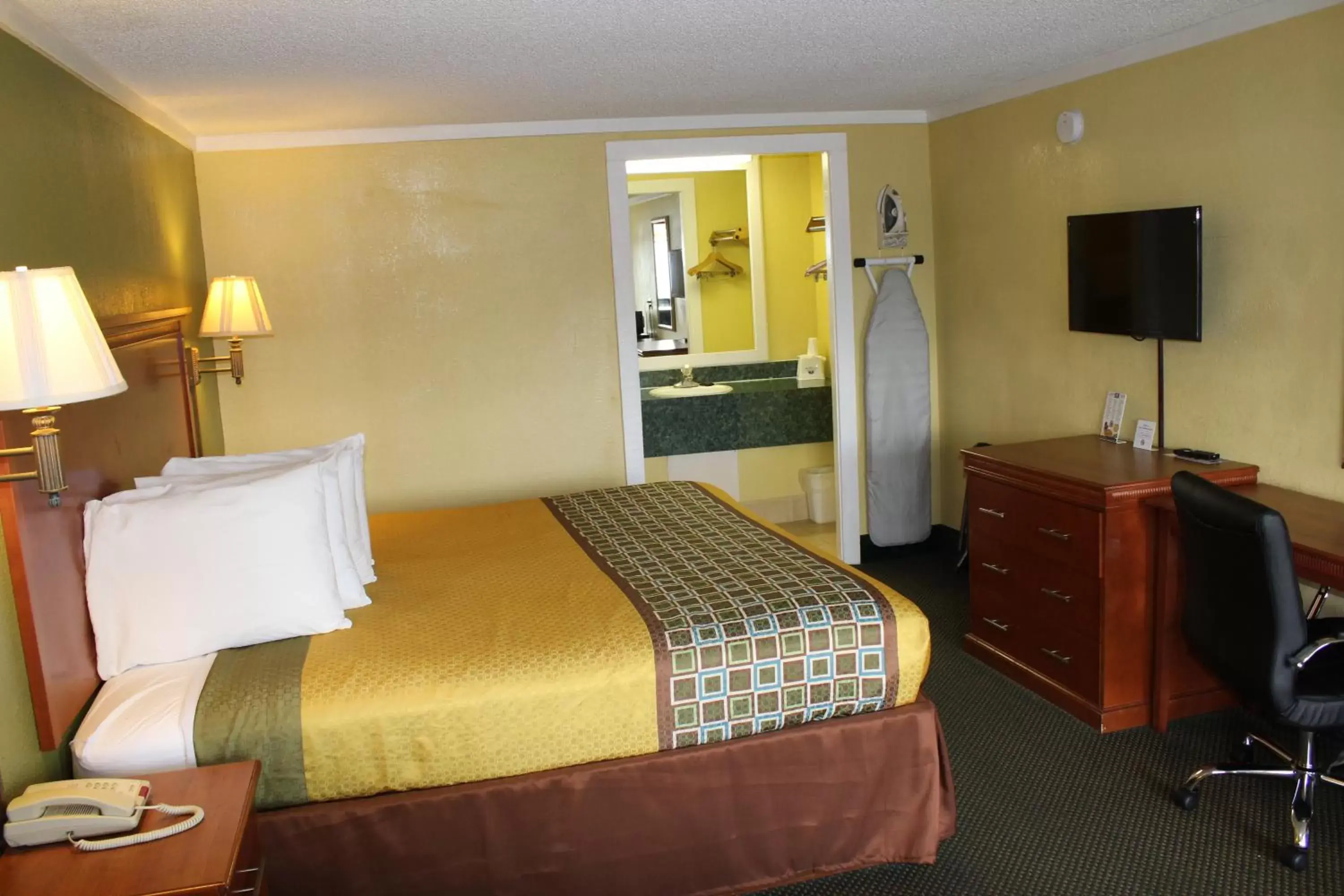 Bedroom, Bed in America's Best Value Inn Conyers