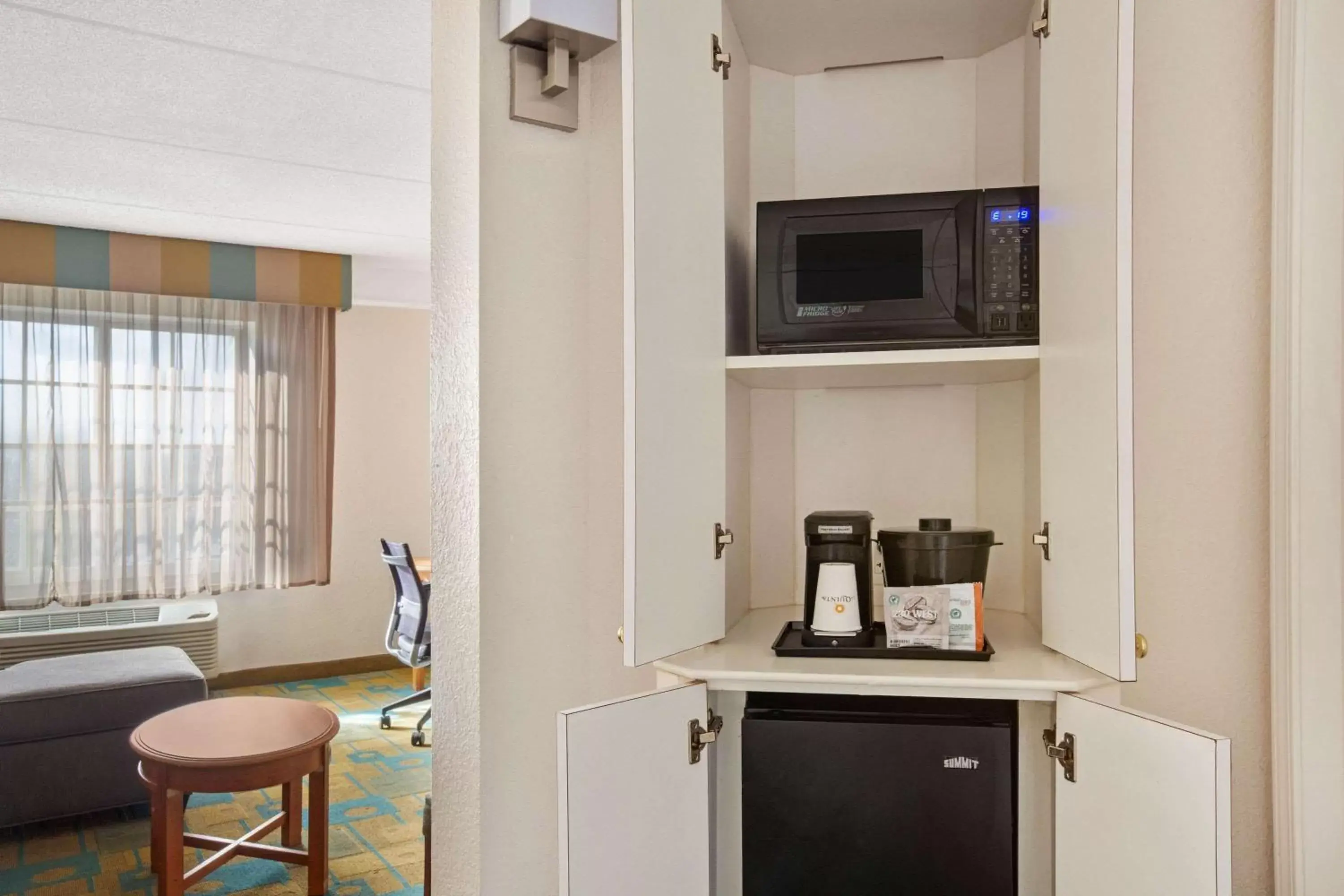Photo of the whole room, Kitchen/Kitchenette in La Quinta by Wyndham Ft. Lauderdale Plantation