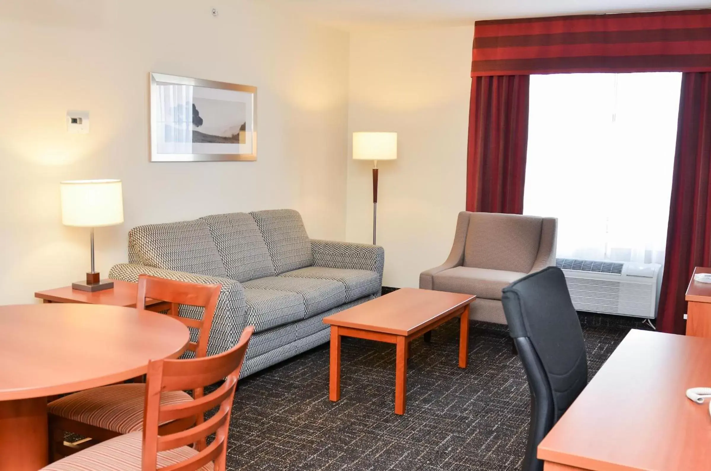 Photo of the whole room, Seating Area in Best Western Thompson