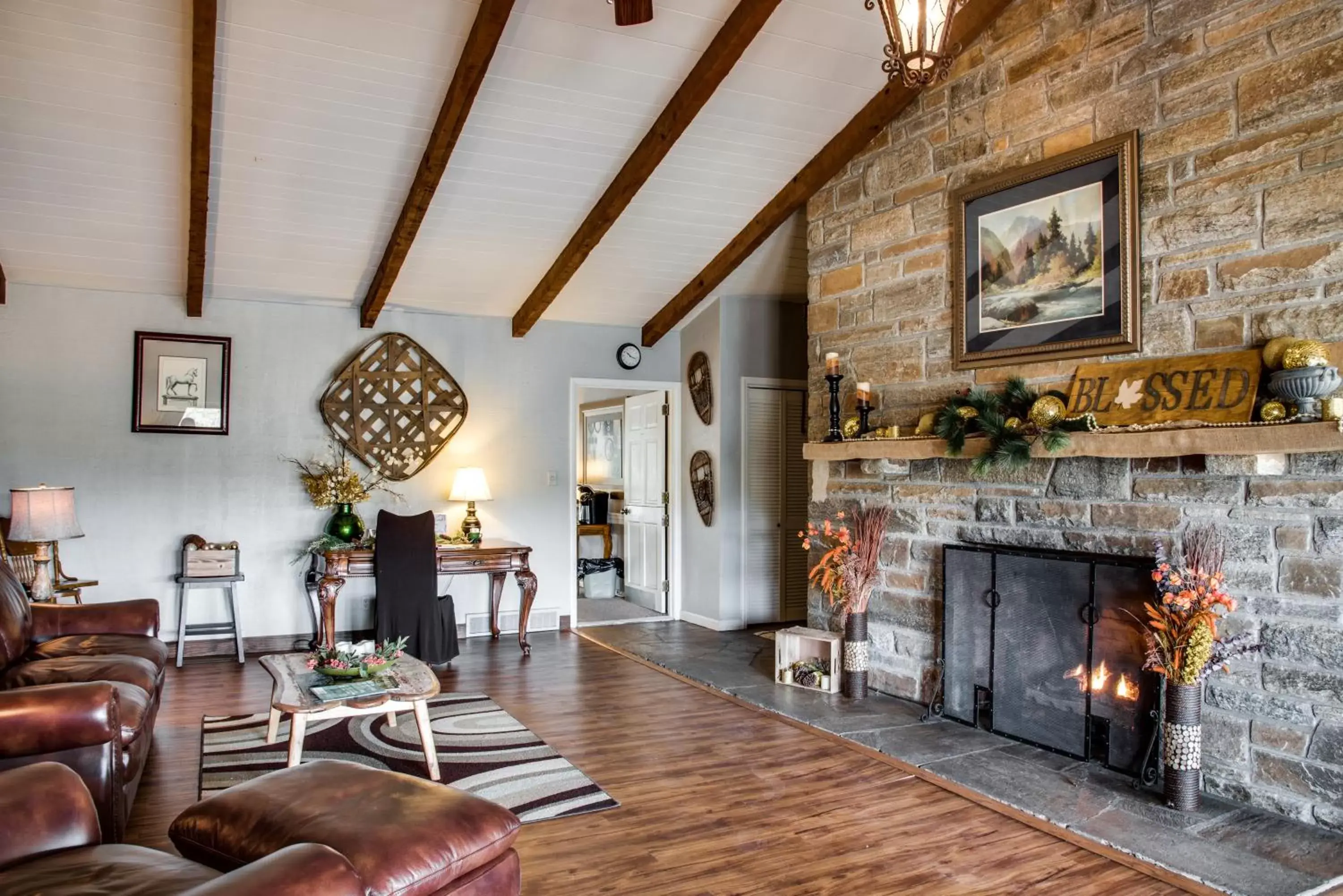 Communal lounge/ TV room in Cliff Dwellers Inn