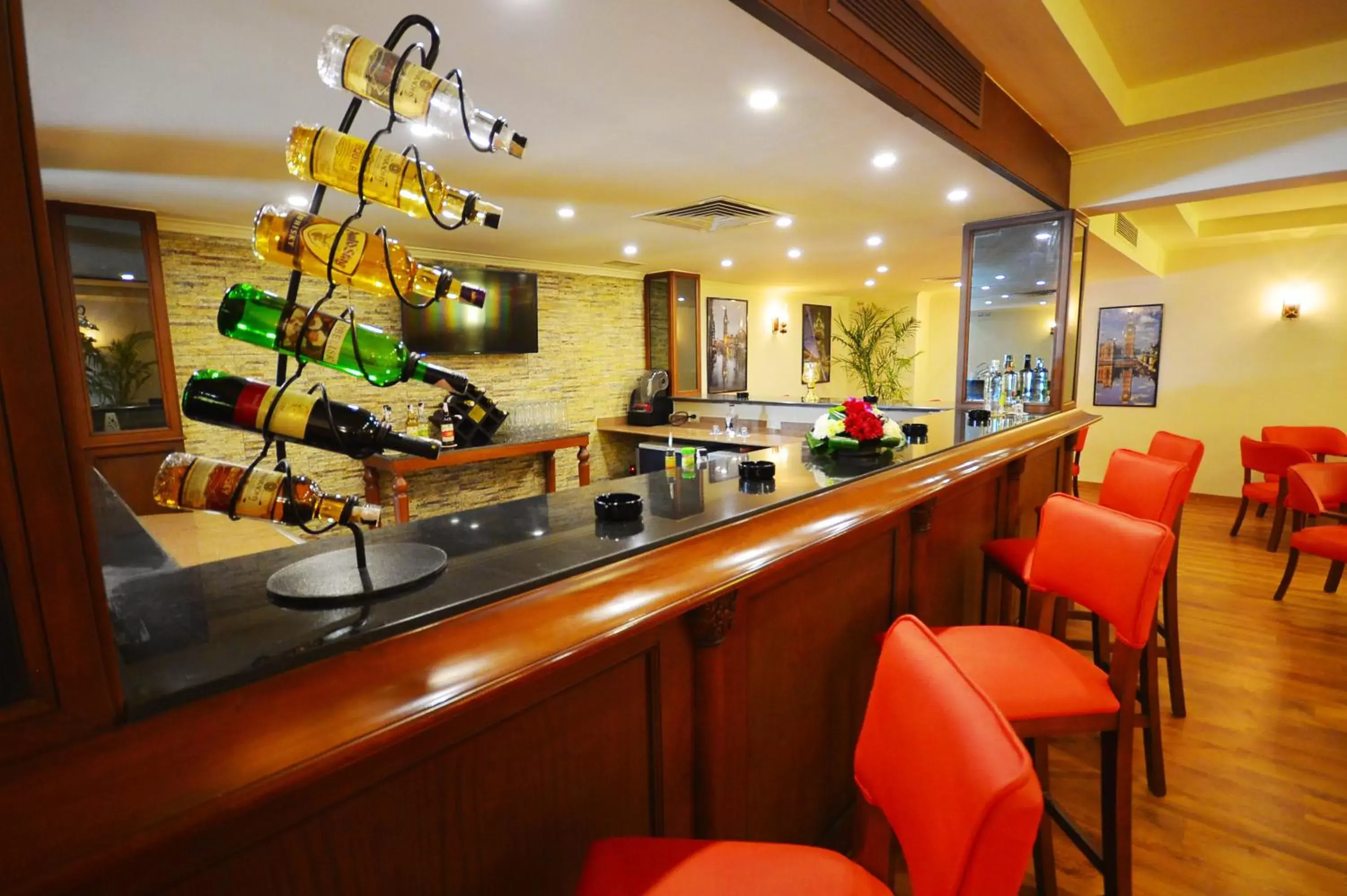 Lounge/Bar in Falcon Hills Hotel