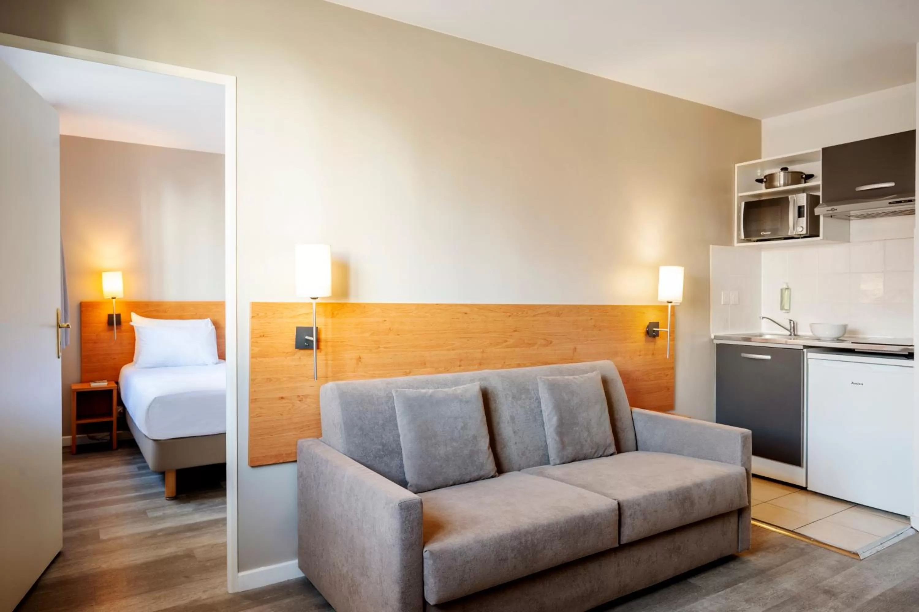 Kitchen or kitchenette, Bed in Séjours & Affaires Créteil Le Magistere