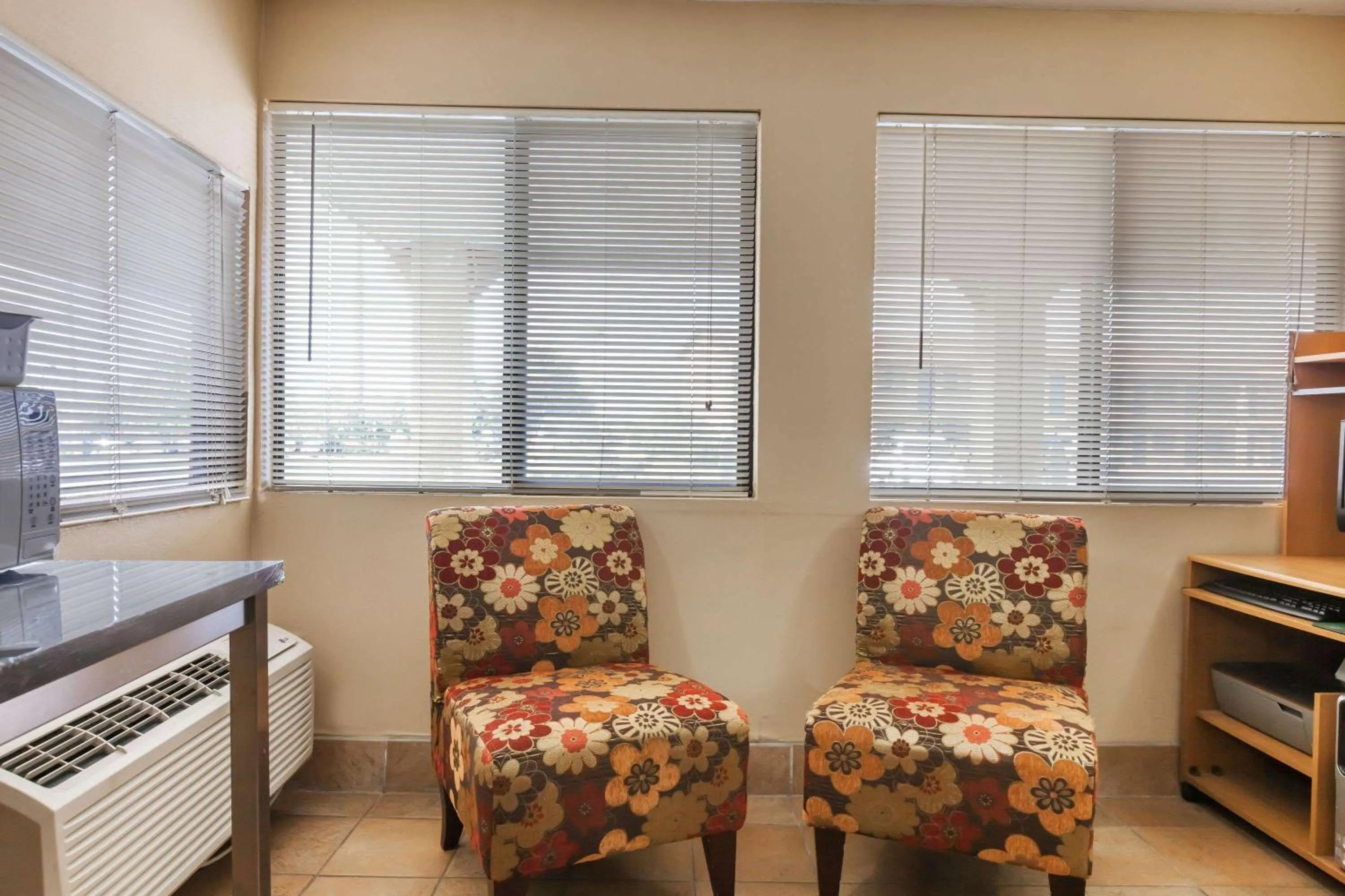 Lobby or reception in Red Carpet Inn Elkton