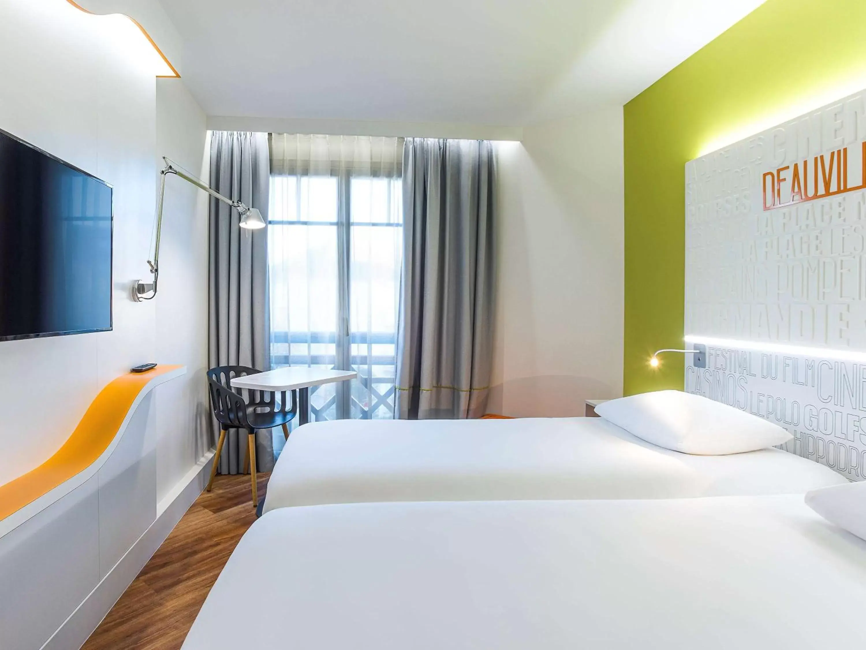 Photo of the whole room, Bed in ibis Styles Deauville Centre