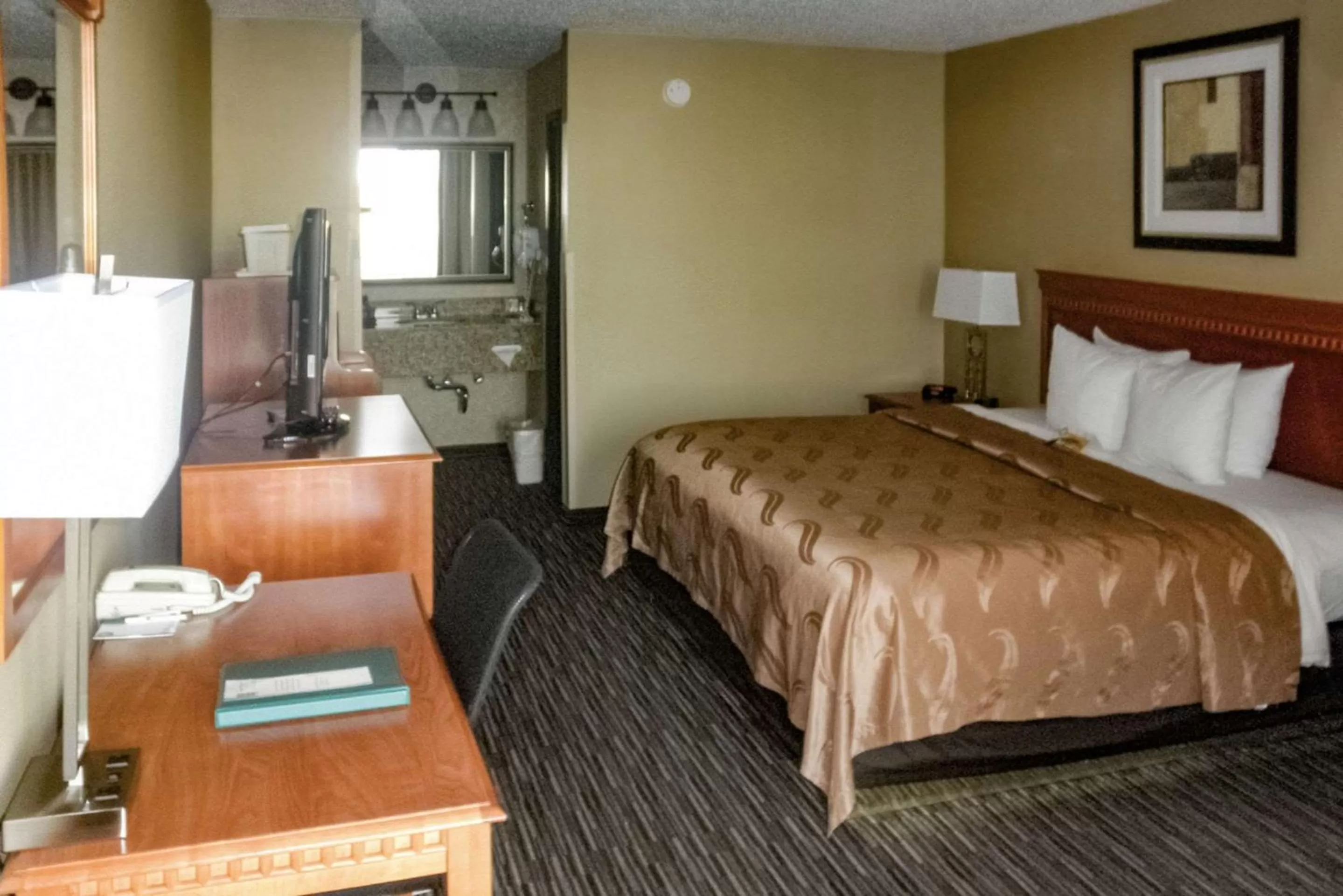 Photo of the whole room, Bed in Quality Inn Columbus, MS