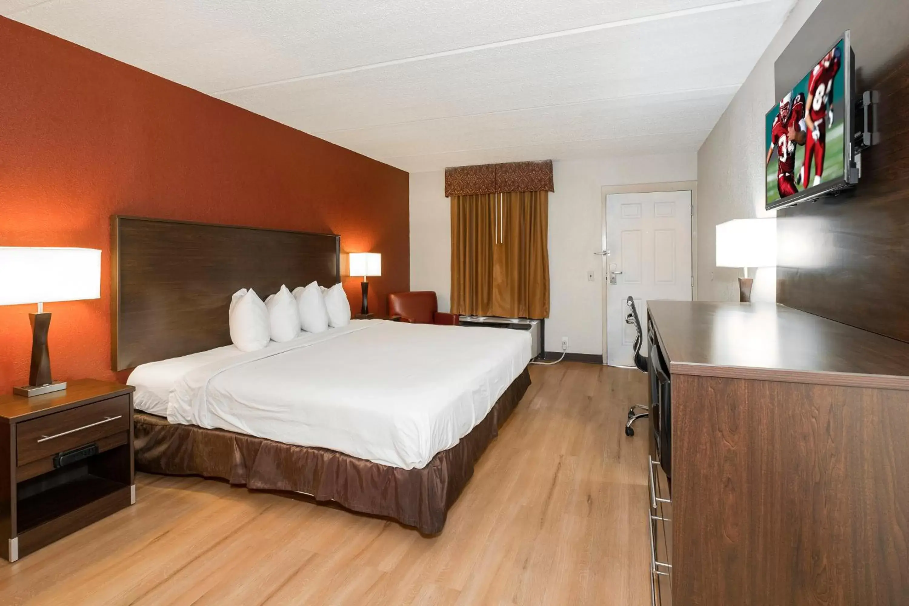 Photo of the whole room, Bed in Red Roof Inn Mobile North – Saraland