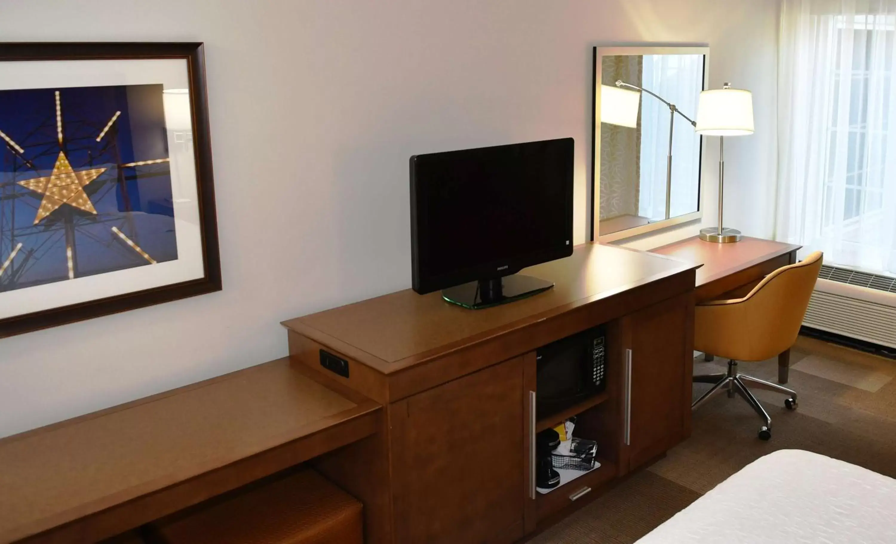 Bed, TV/Entertainment Center in Hampton Inn & Suites Bethlehem