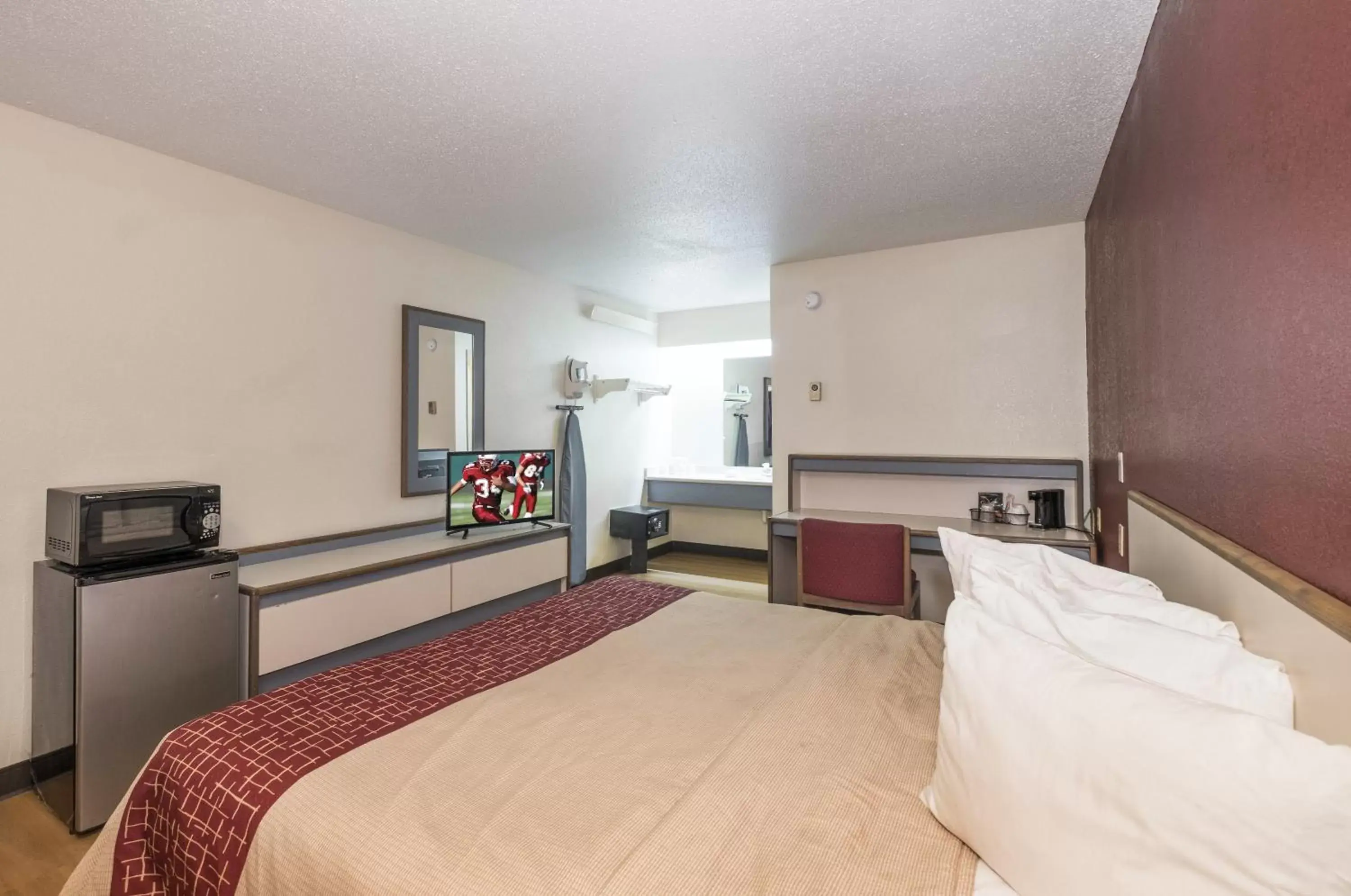 Photo of the whole room, Room Photo in Red Roof Inn Atlanta-Norcross