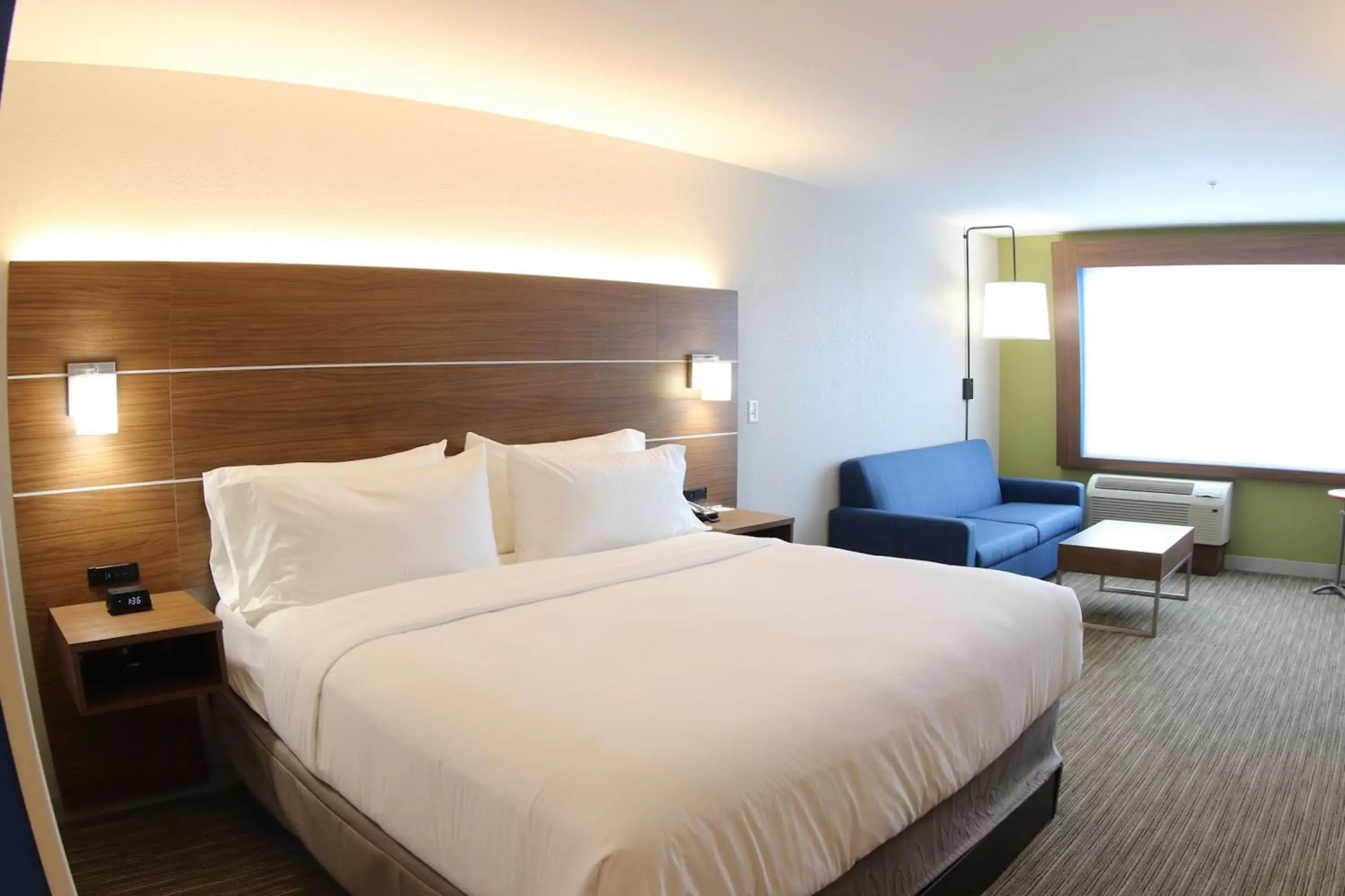 Photo of the whole room, Bed in Holiday Inn Express & Suites - Detroit Northwest - Livonia, an IHG Hotel