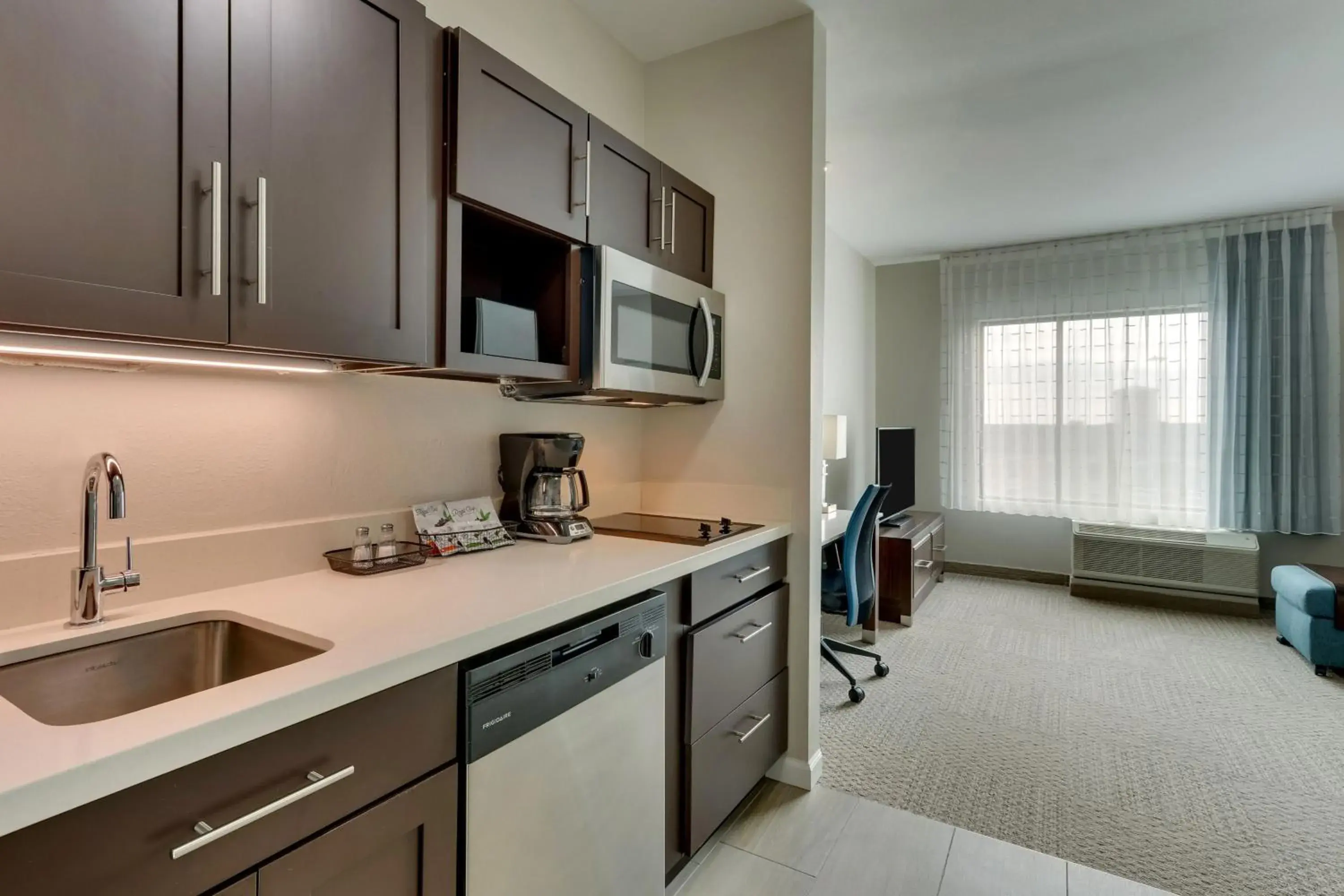 Bedroom, Kitchen/Kitchenette in TownePlace Suites by Marriott Houston I-10 East