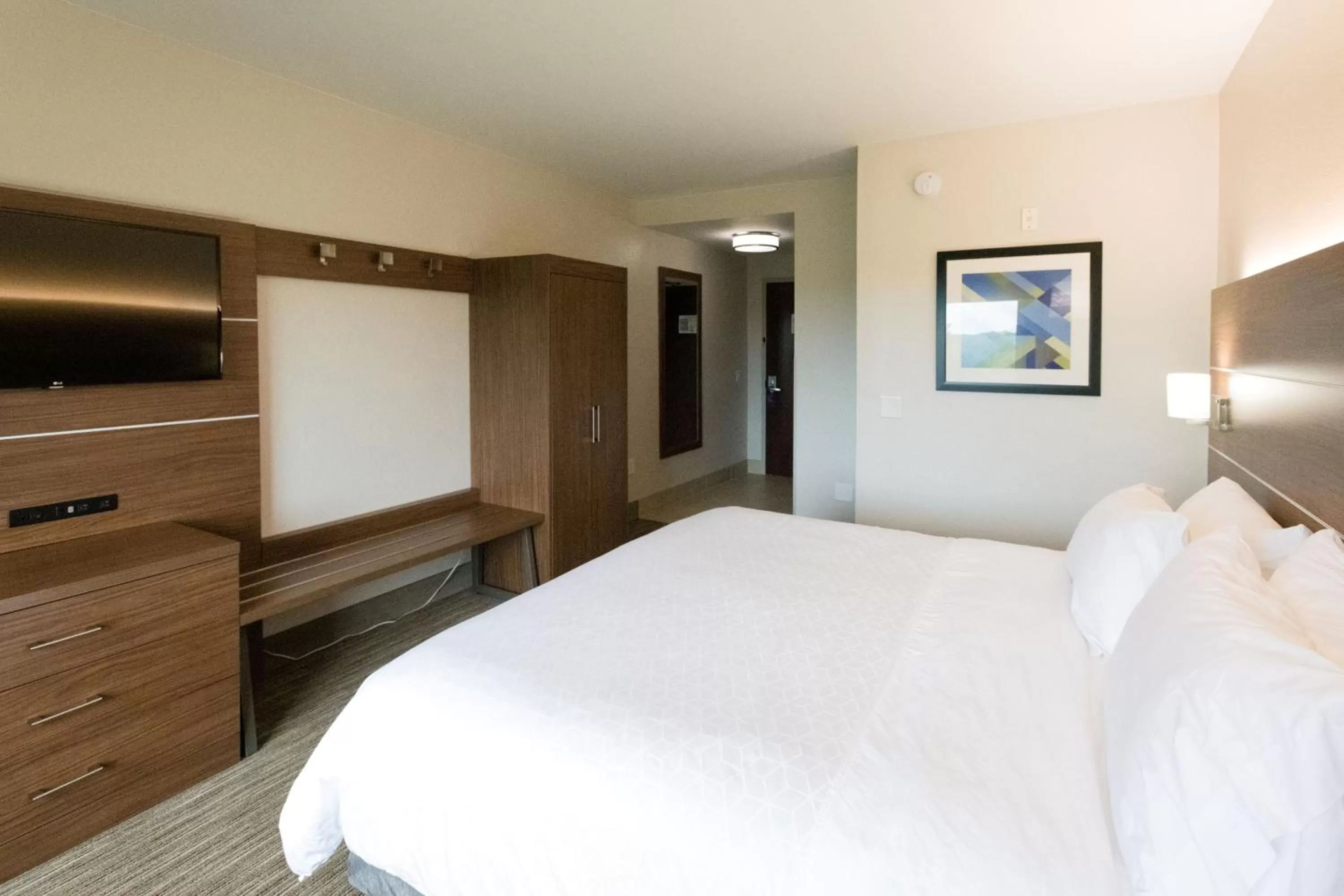 Photo of the whole room, Bed in Holiday Inn Express & Suites Lexington North West-The Vineyard by IHG