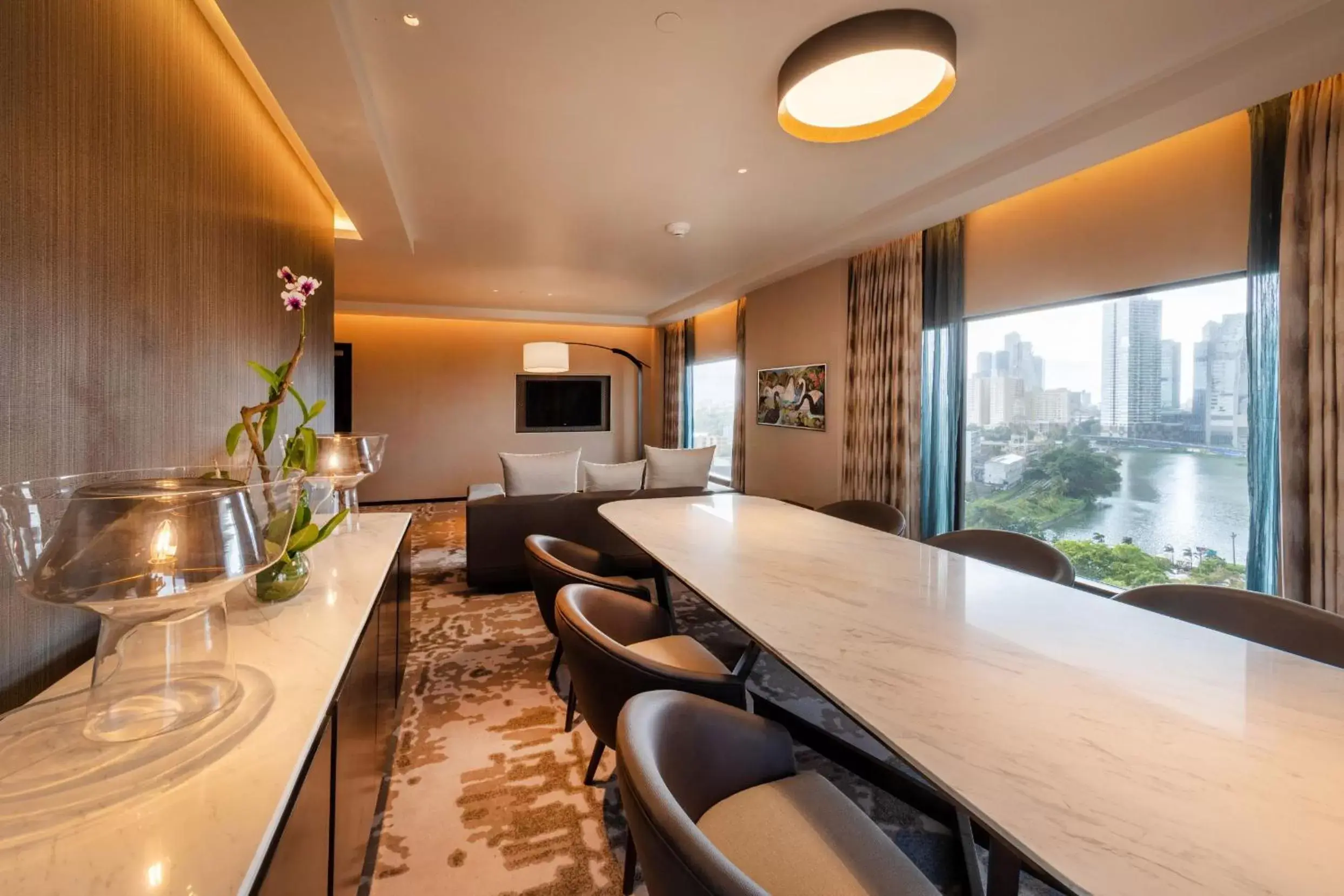 Living room, Kitchen/Kitchenette in Hilton Colombo Hotel