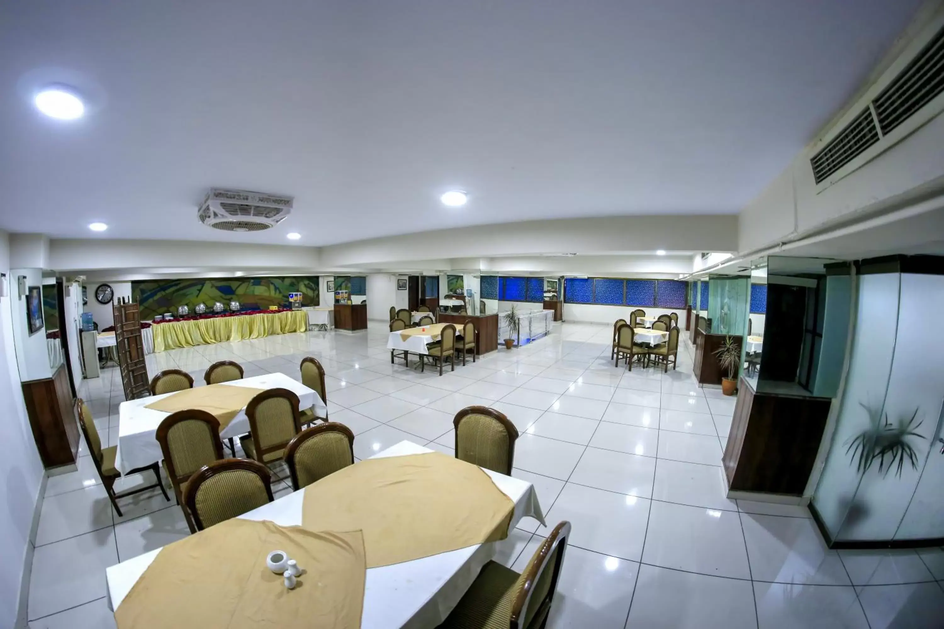 Restaurant/Places to Eat in Hotel Crown Inn