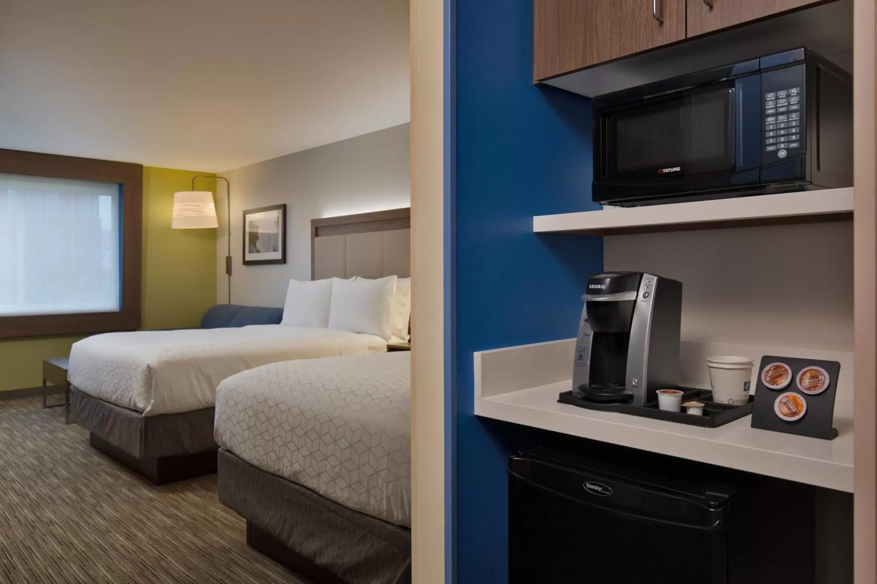 Bedroom, Kitchen/Kitchenette in Holiday Inn Express & Suites - Portland Airport - Cascade Stn, an IHG Hotel