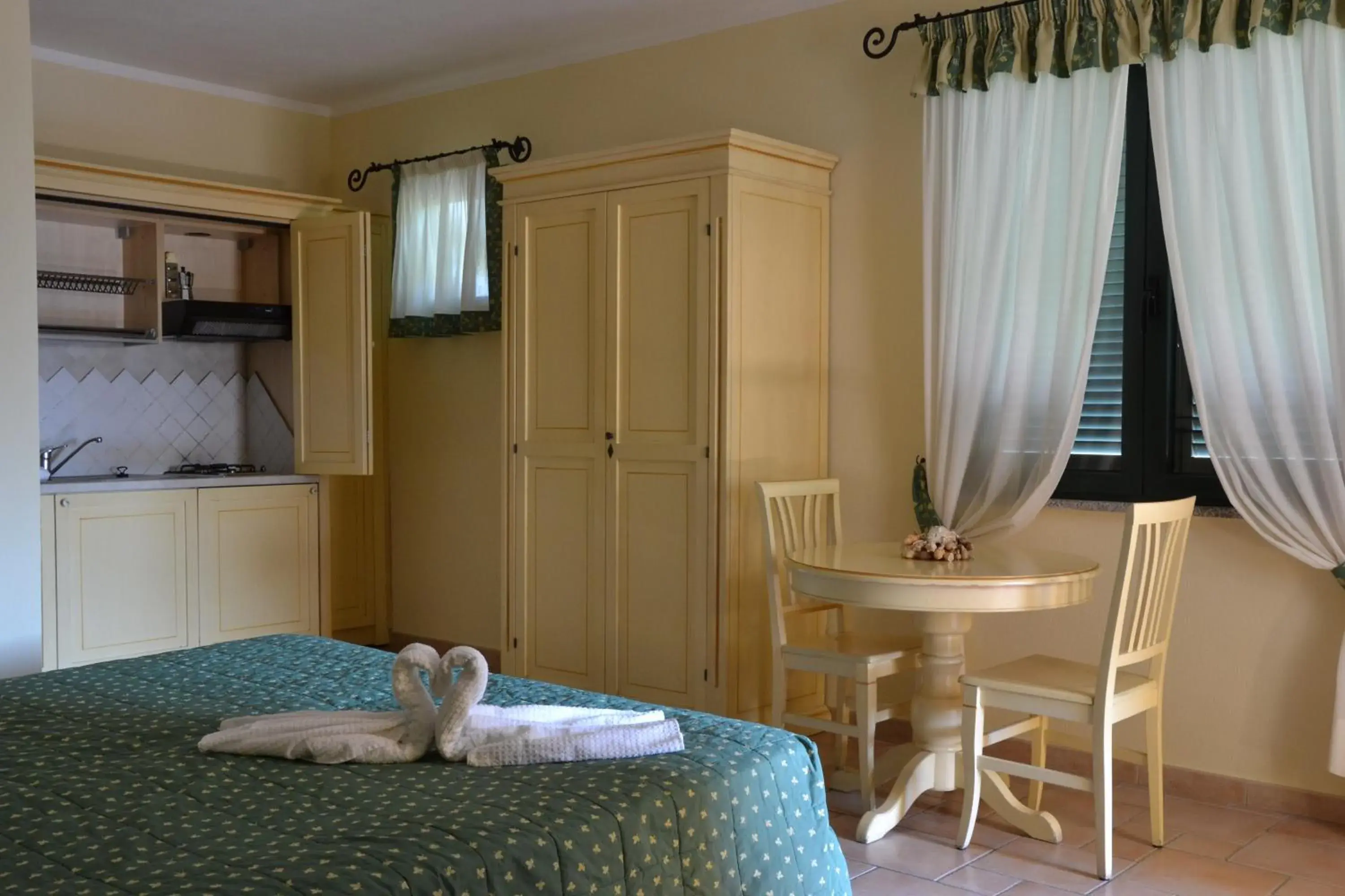 Kitchen or kitchenette, Bed in Hotel Villa Del Parco
