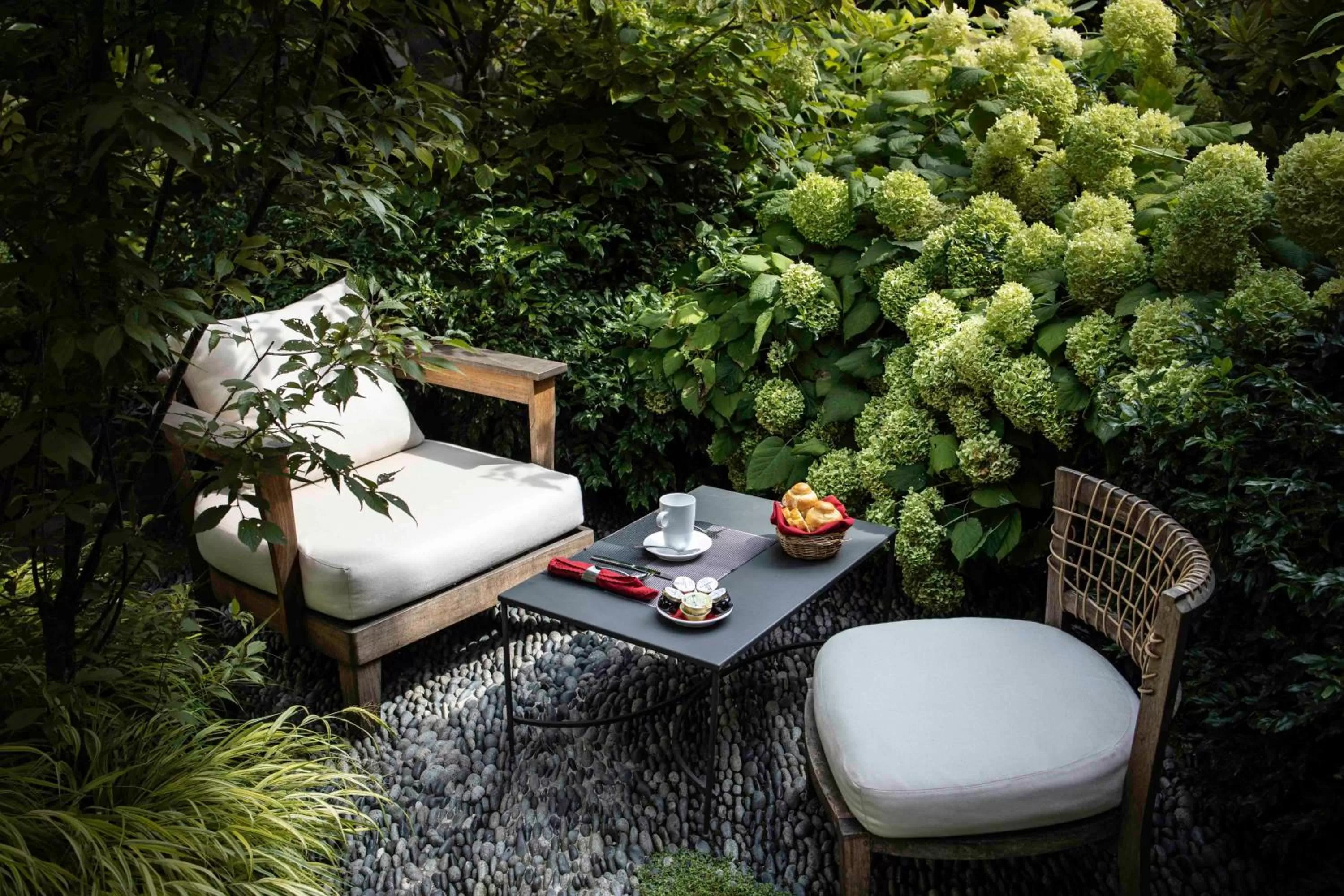 Garden in Hôtel Regent's Garden - Astotel