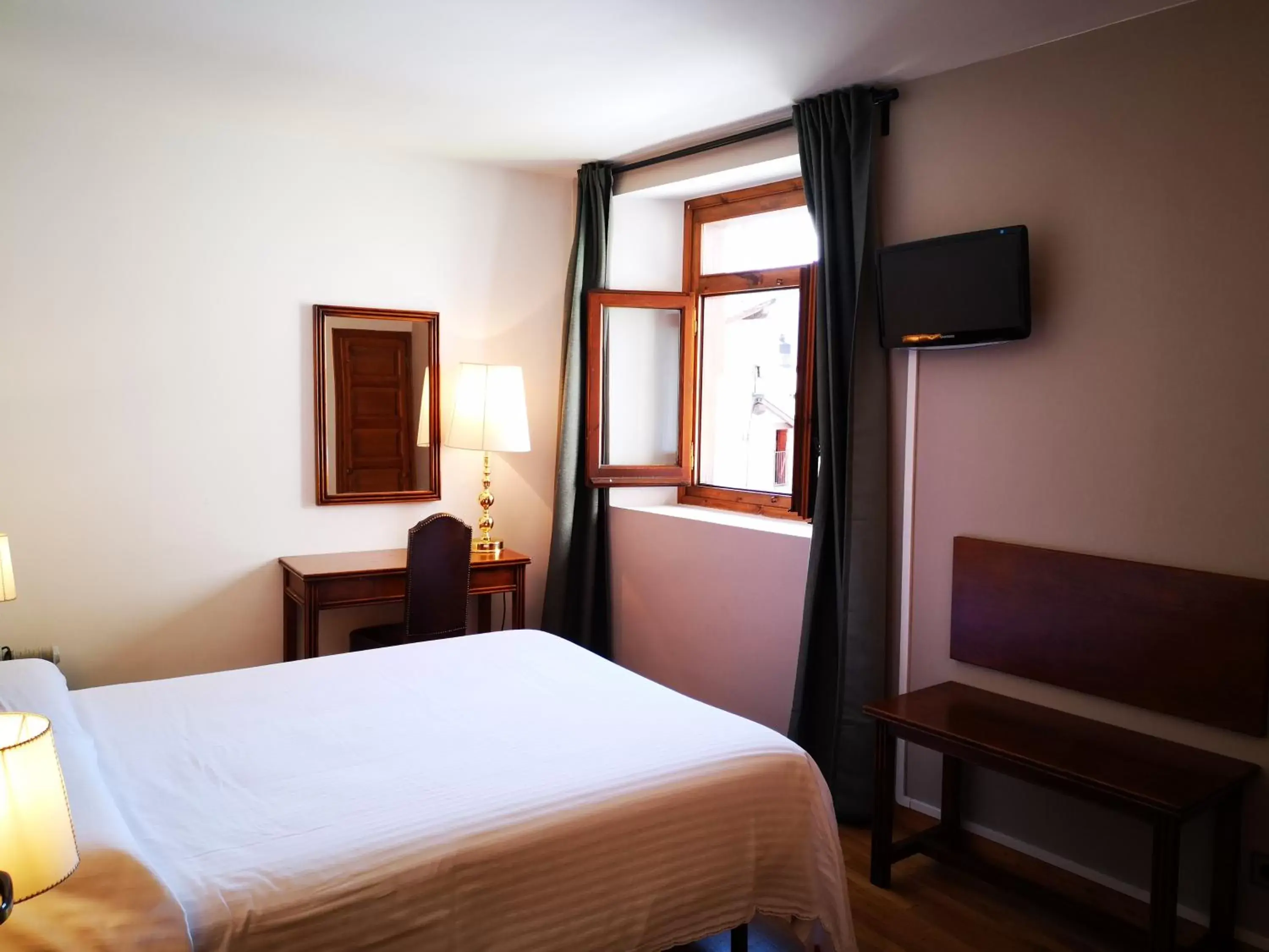 Photo of the whole room, TV/Entertainment Center in Hotel Santa Bàrbara De La Vall D'ordino