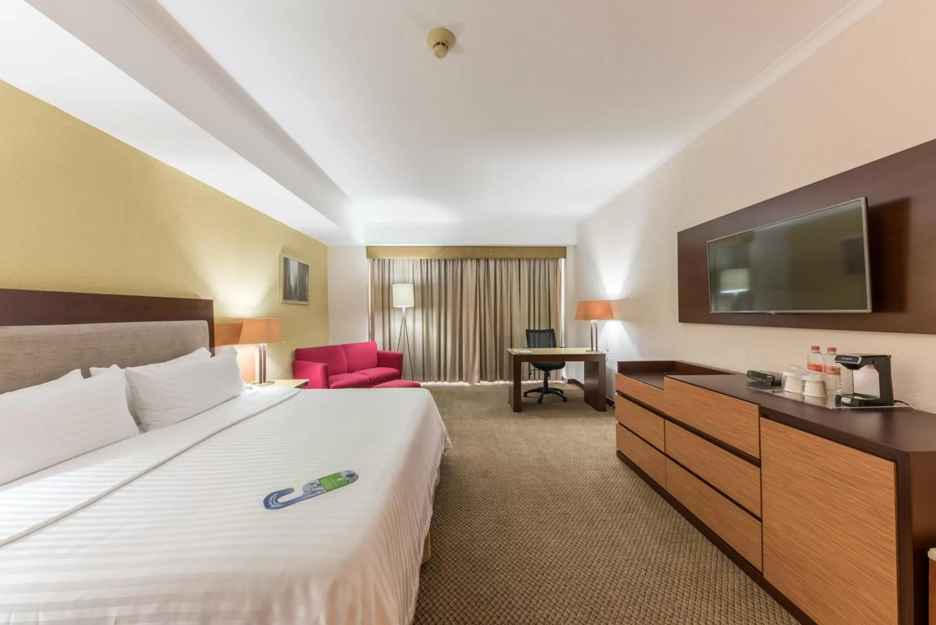 Bed, TV/Entertainment Center in Holiday Inn Guadalajara Select, an IHG Hotel