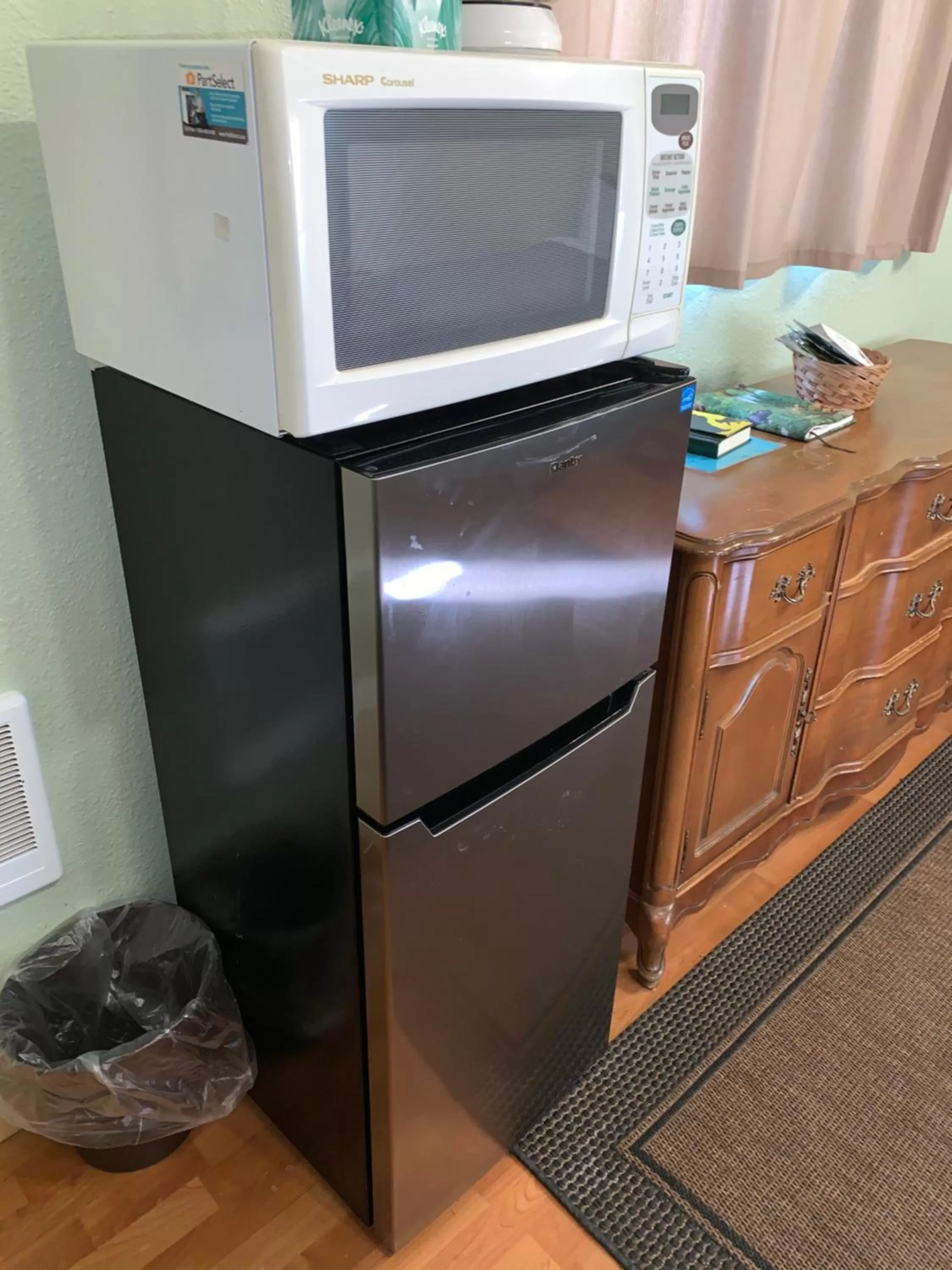 minibar, Kitchen/Kitchenette in Glacier Haven Inn