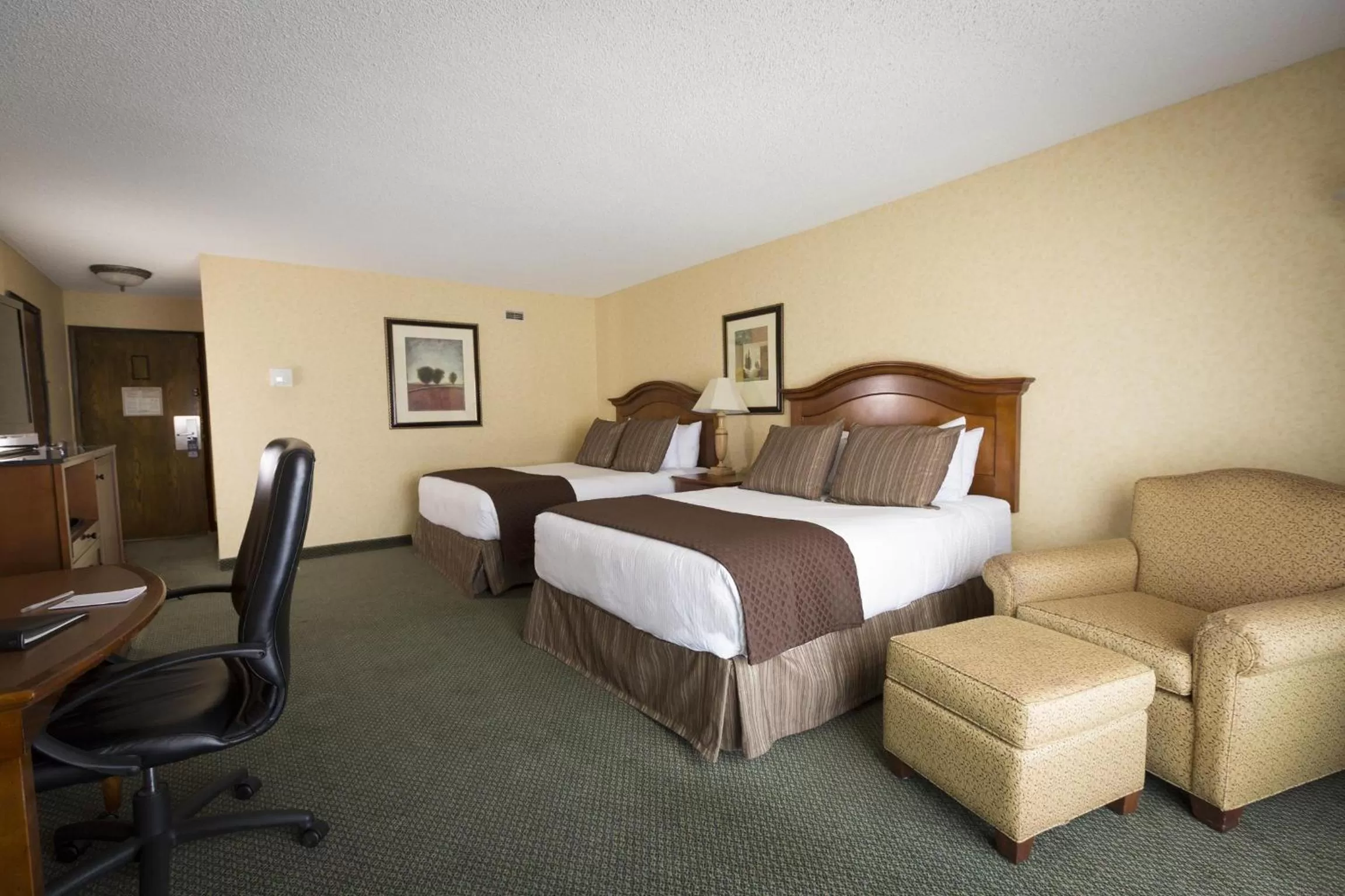 Photo of the whole room, Bed in Red Lion Hotel Coos Bay