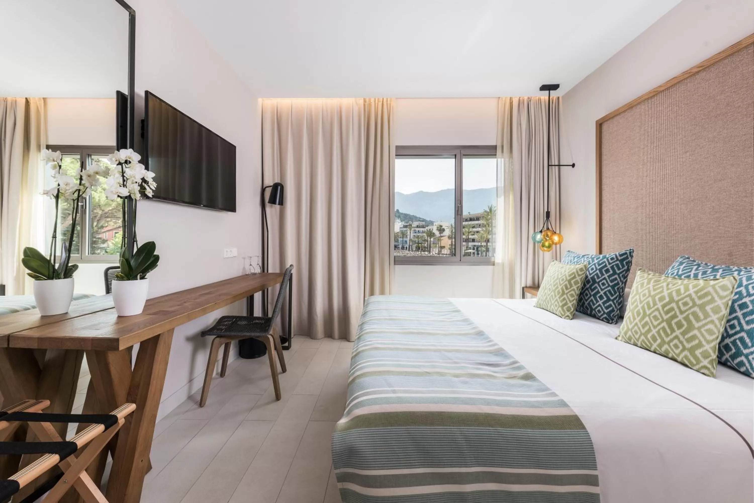 Photo of the whole room, Bed in Pure Salt Port de Sóller