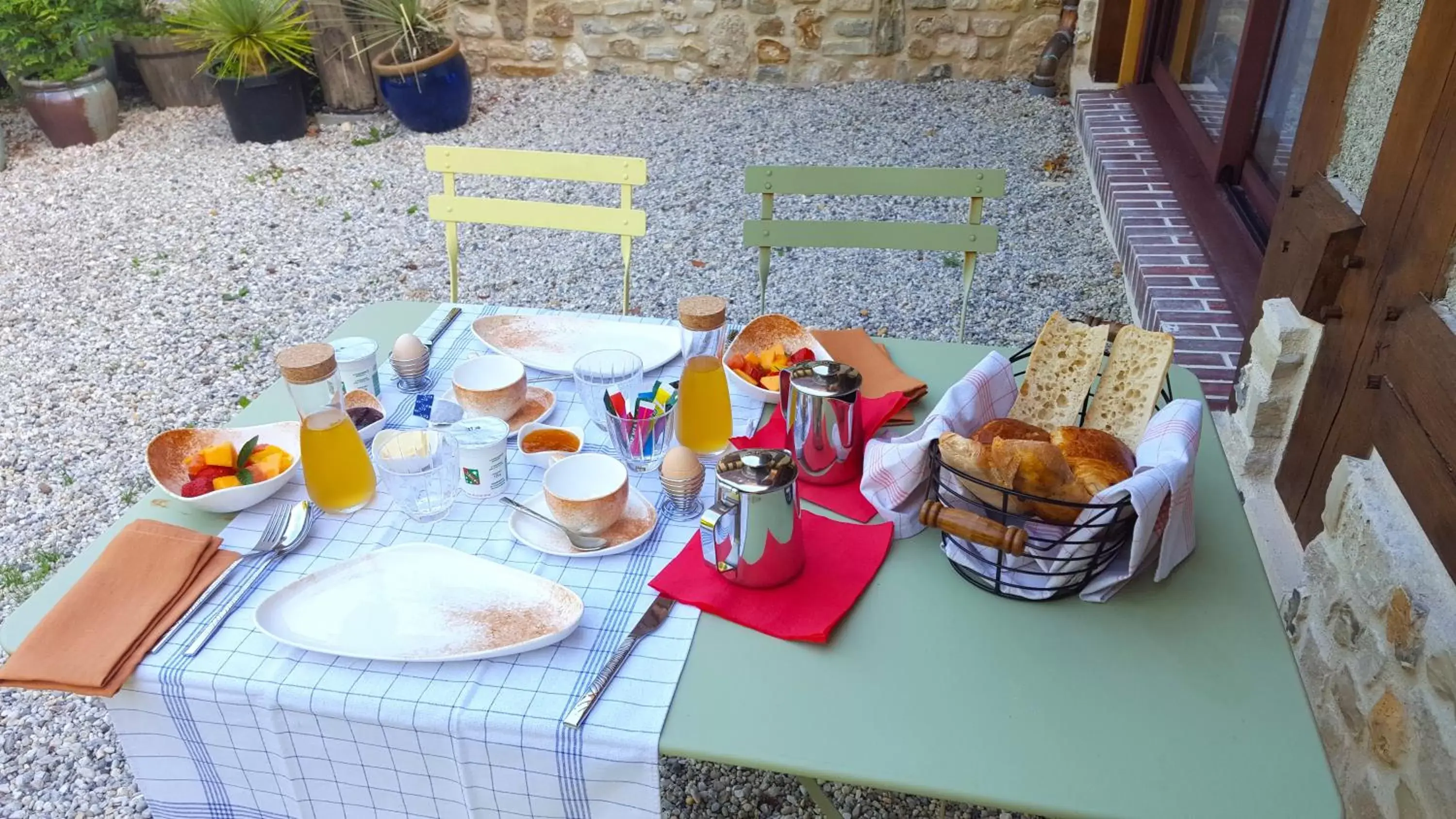 Breakfast in L'Herbe aux Vaches