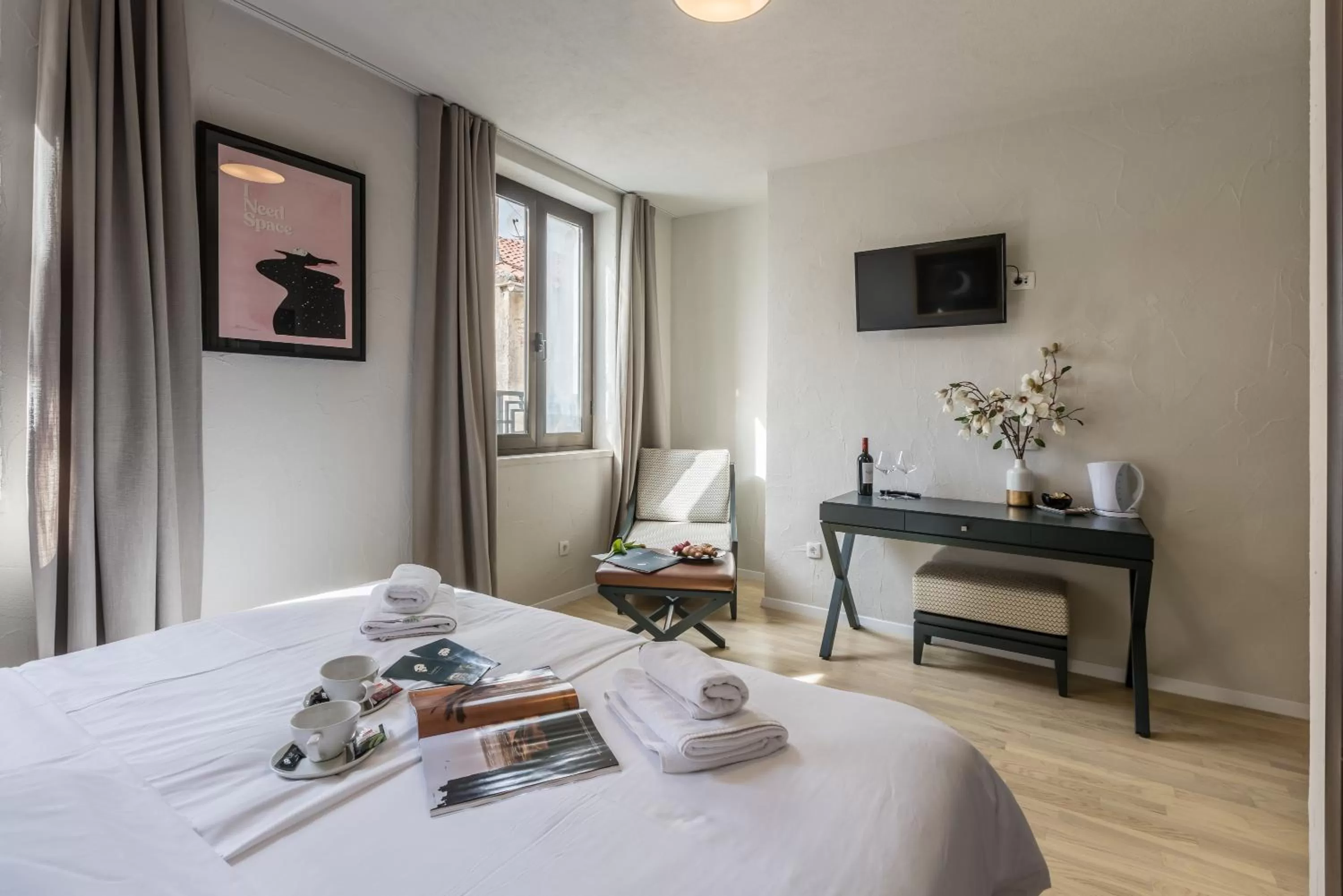 Bed in Leonis Restaurant & Rooms