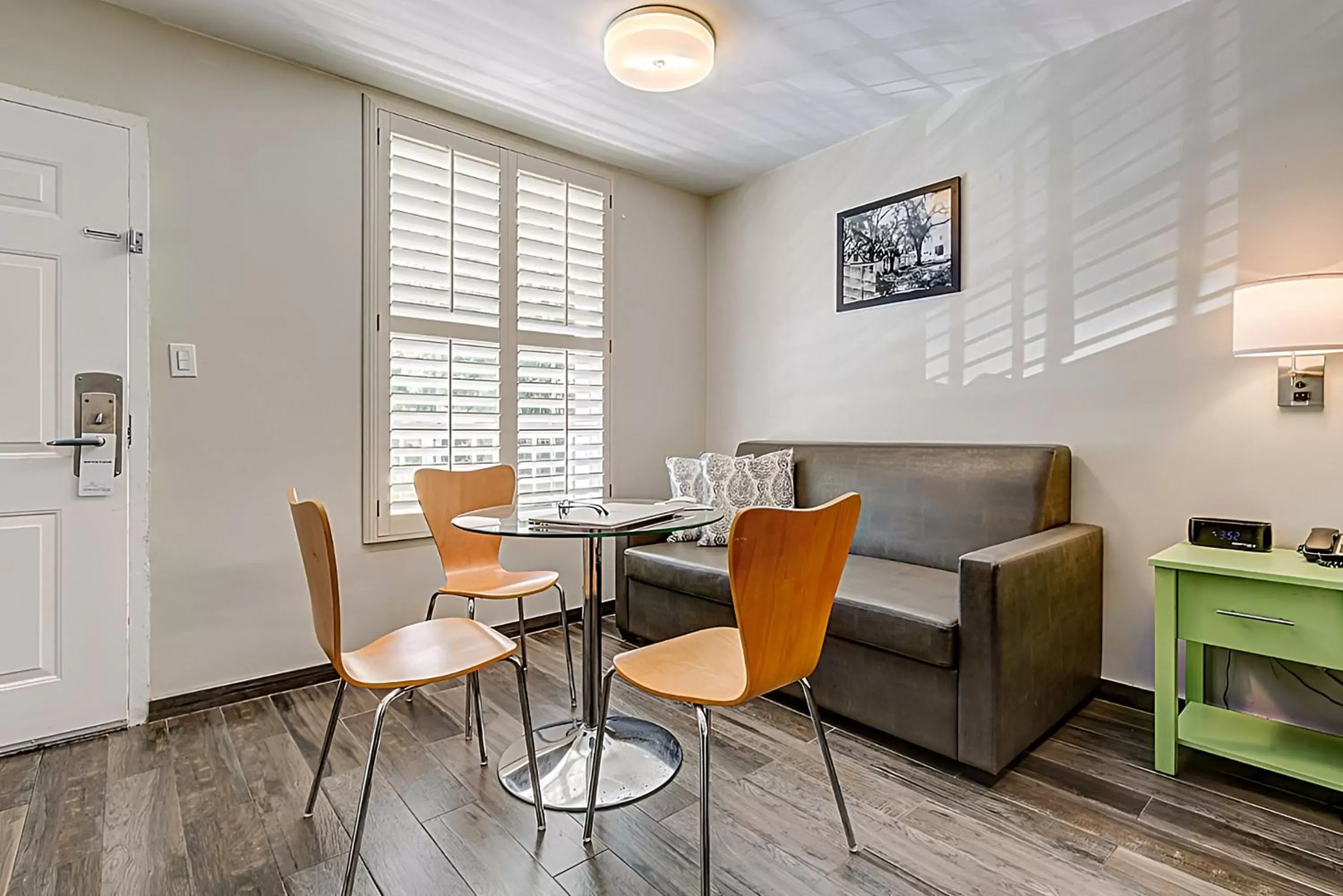 Living room, Seating Area in Seven Hills Suites Tallahassee