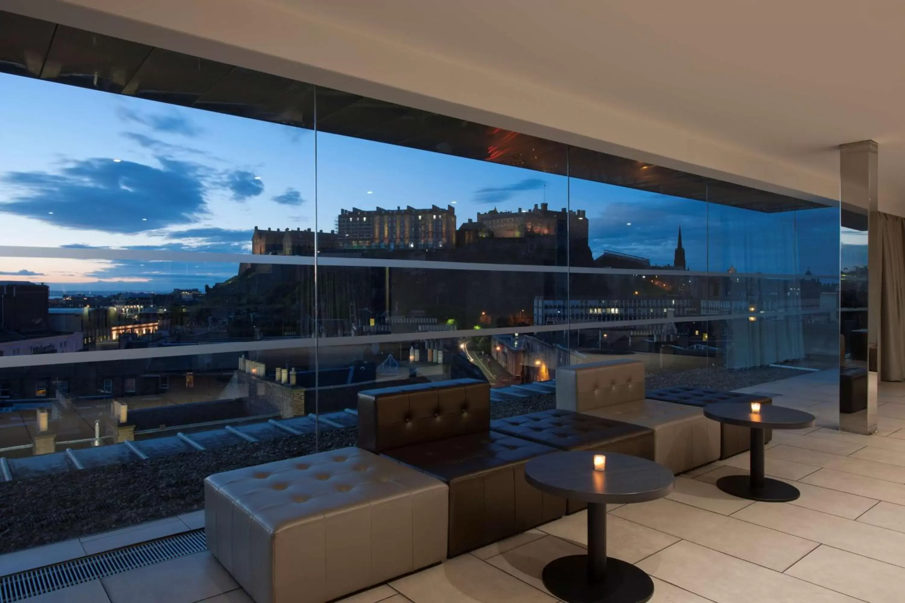 Lounge or bar in Doubletree by Hilton Edinburgh City Centre