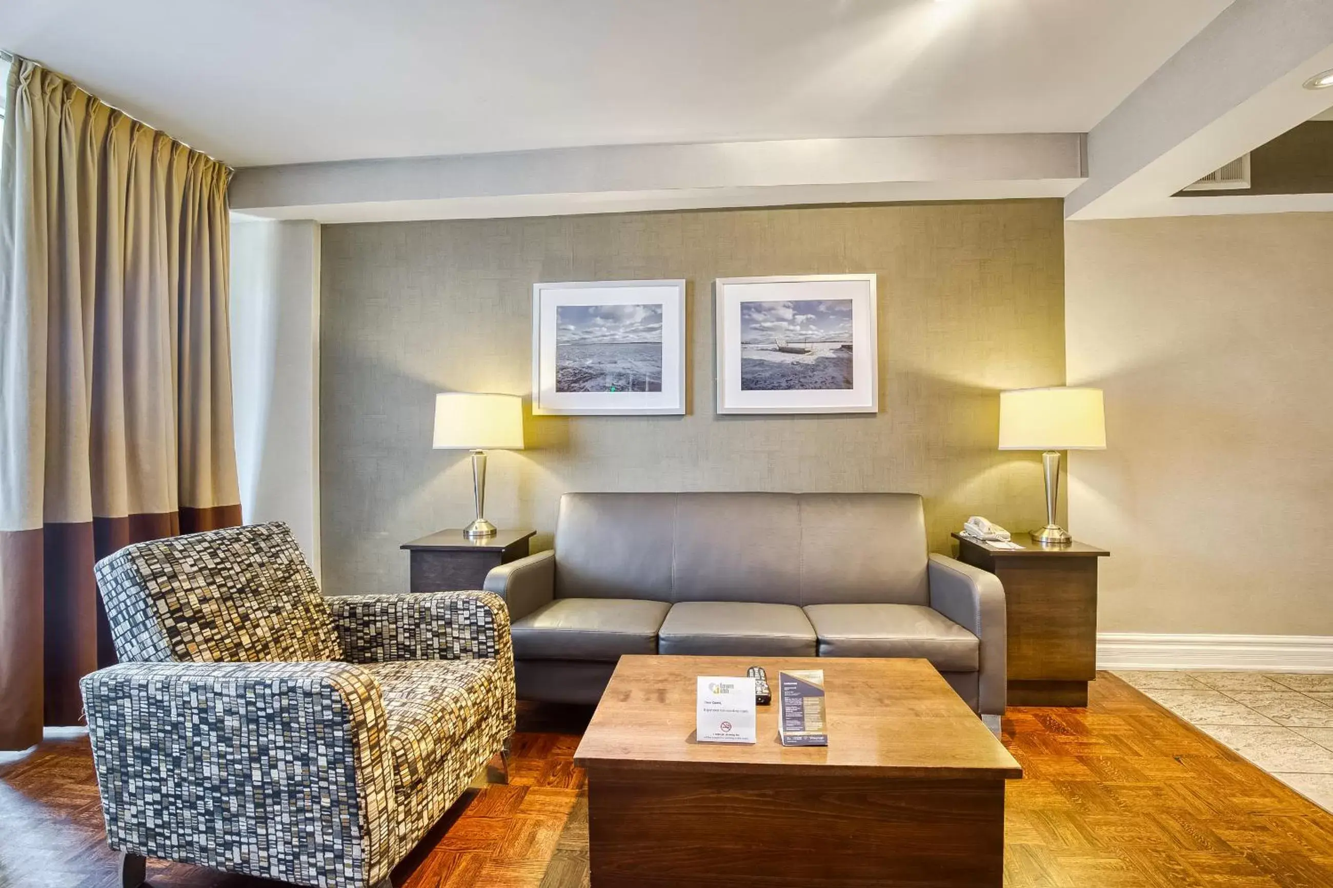 Living room in Town Inn Suites Hotel Living room in Town Inn Suites Hotel