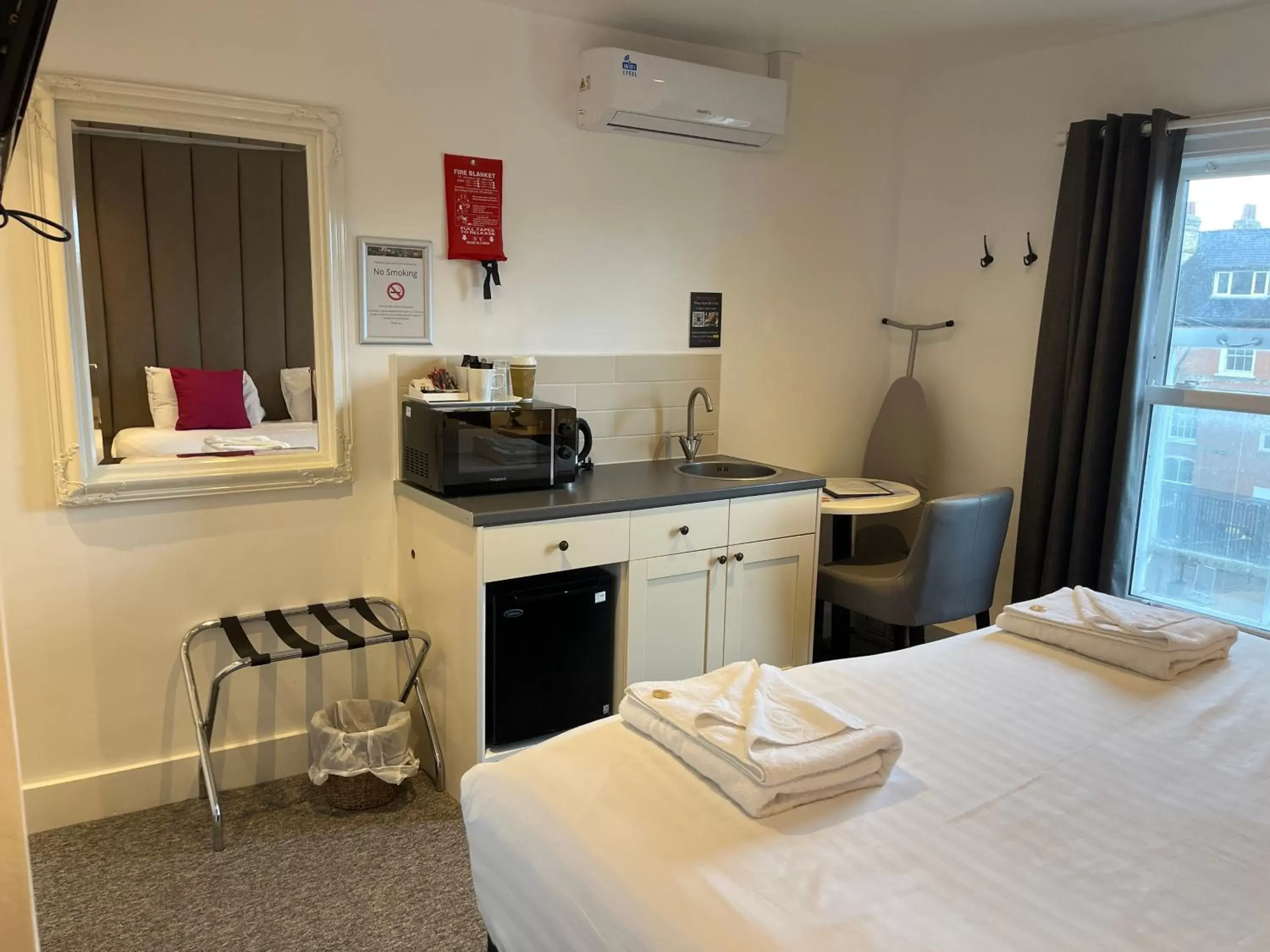 Bedroom, Kitchen/Kitchenette in Kings Hotel