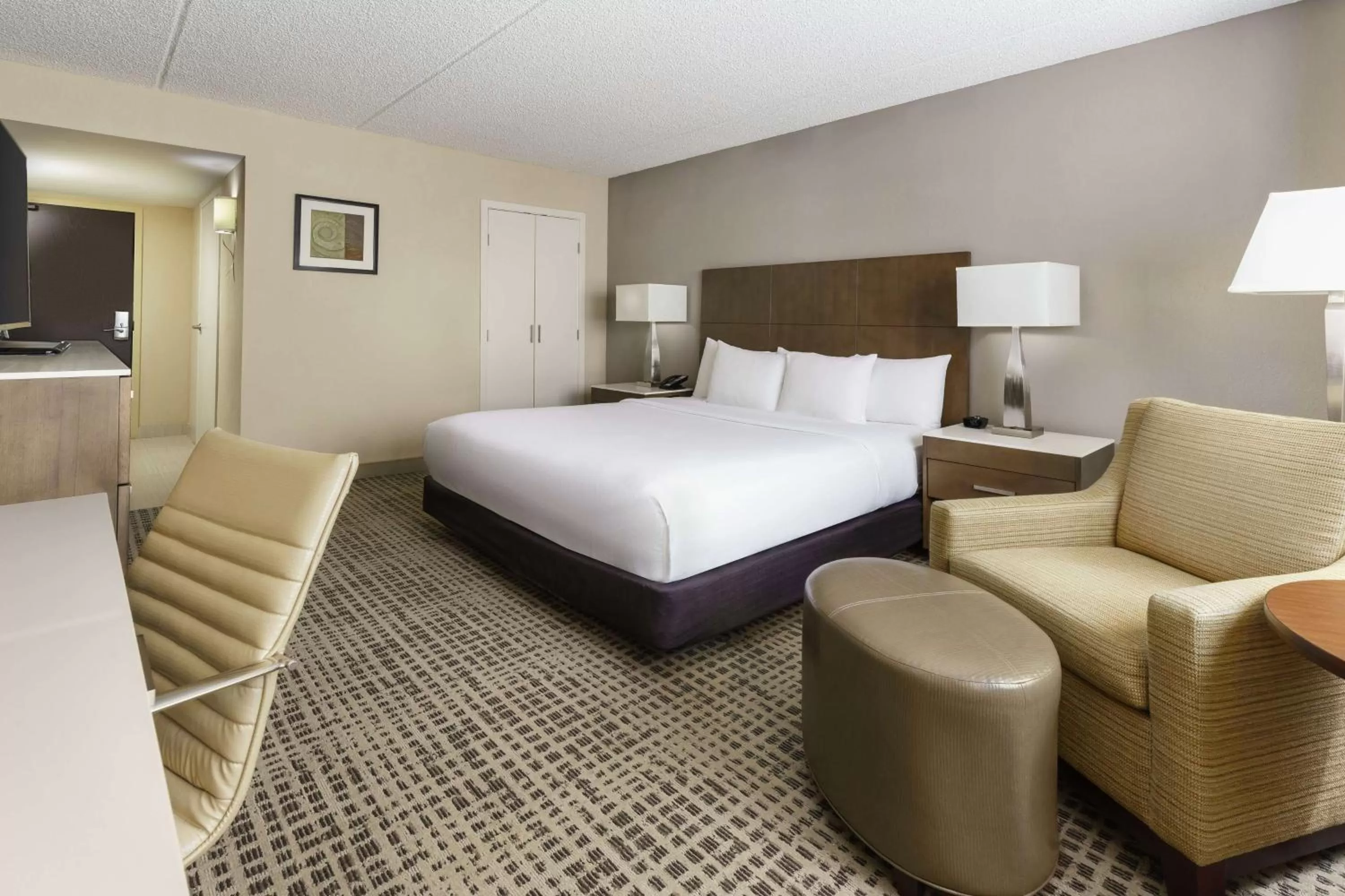 Bedroom, Bed in DoubleTree by Hilton Orlando Airport Hotel