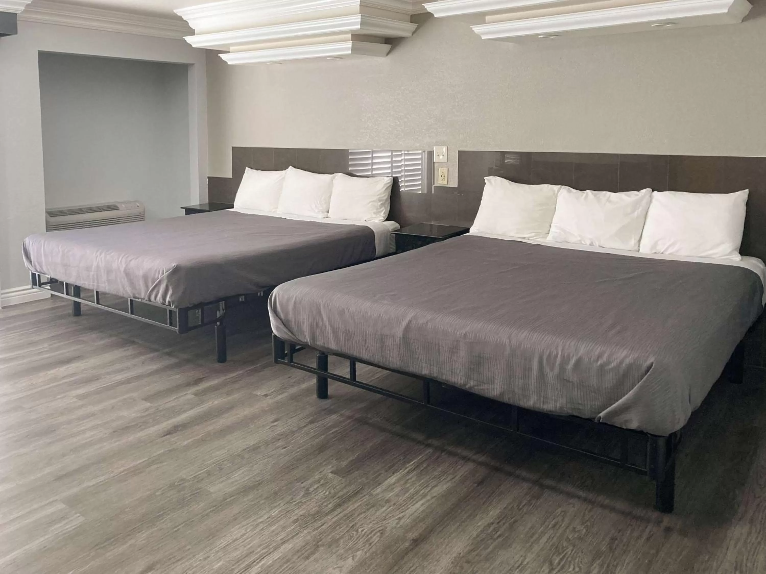 Bedroom, Bed in Motel 6 Glendale CA Pasadena Burbank Los Angeles