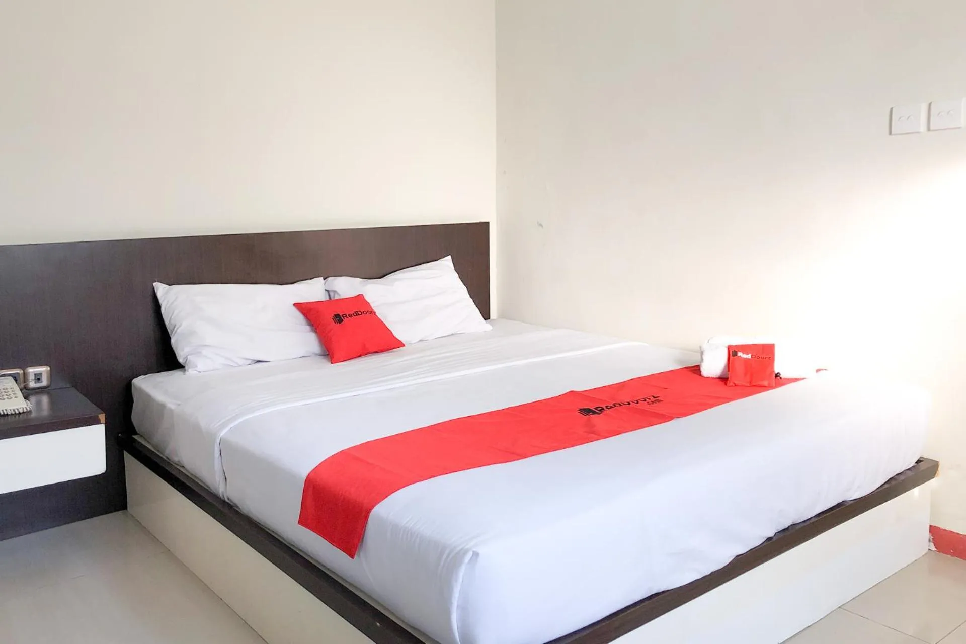 Bed in RedDoorz near Pantai Pede