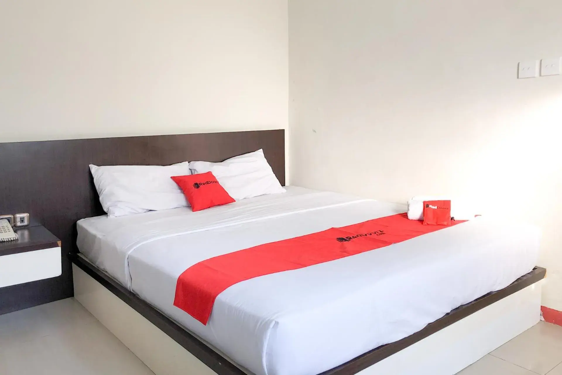Bed in RedDoorz near Pantai Pede Bed in RedDoorz near Pantai Pede